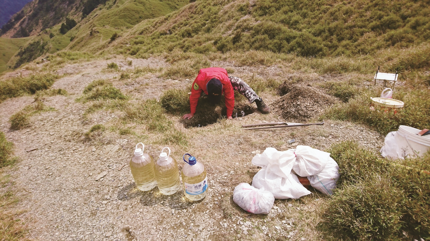 解說牌基座施工，水和材料都要靠人力運輸／顏春功 提供