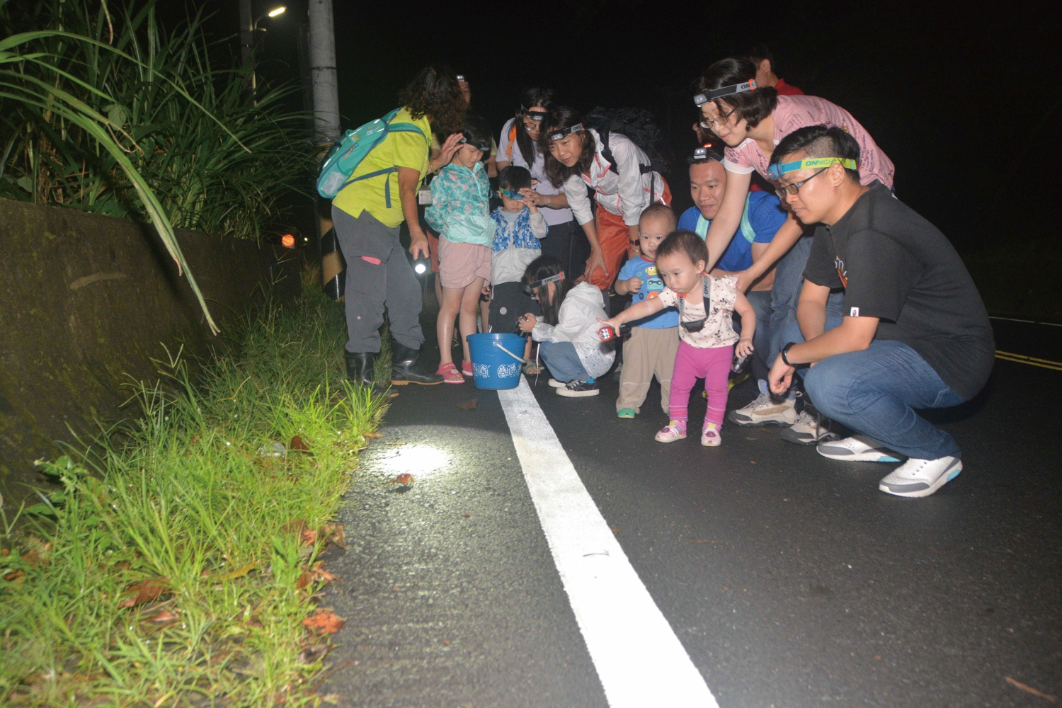 同仁們總是攜家帶眷一同護蟹，為孩子們的環境教育奠下良好基礎／仁寶
電腦 提供