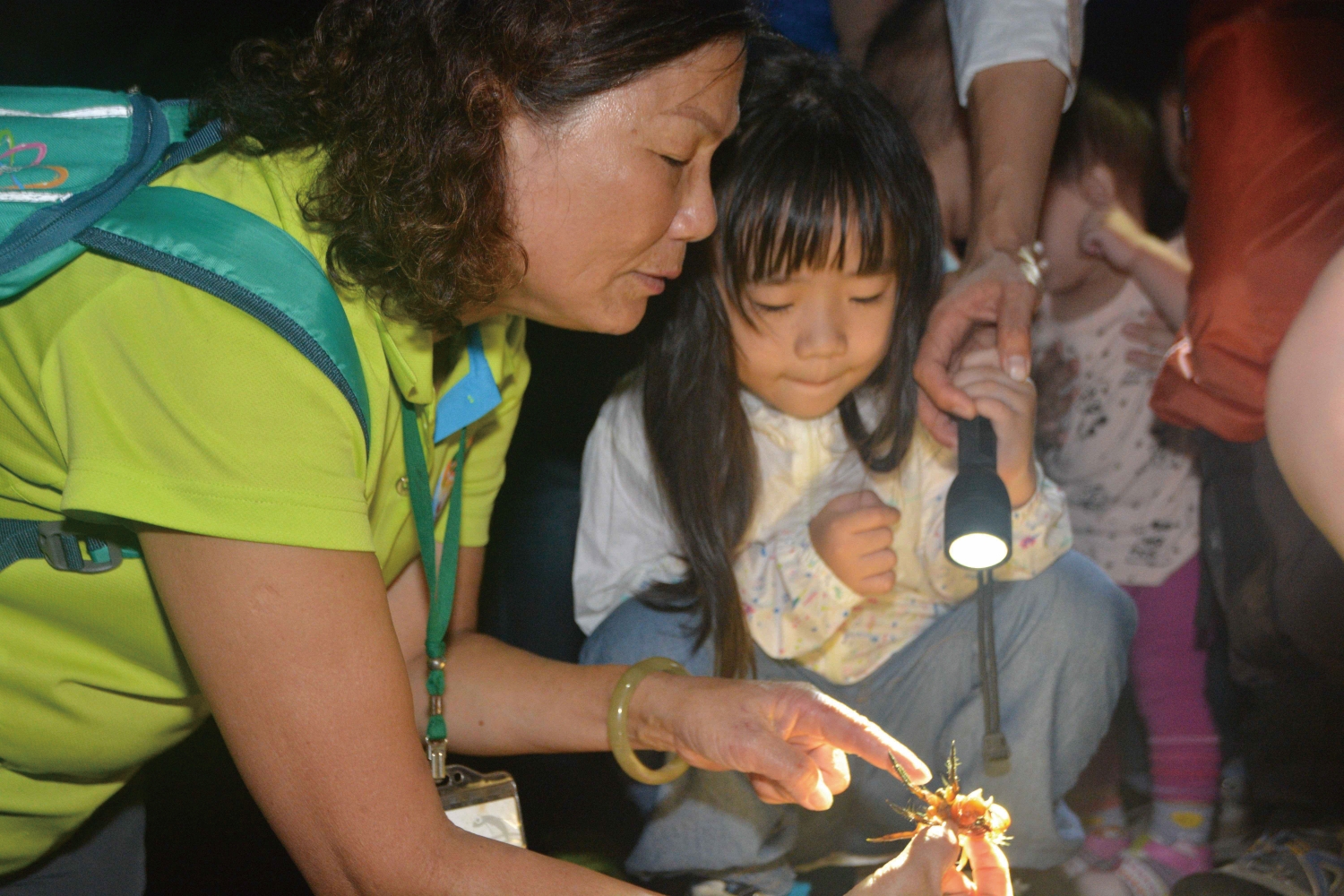 護蟹現場有墾管處志工陪同，為大家詳細解說各類螃蟹特徵，越認識就會
越喜愛／仁寶電腦 提供
