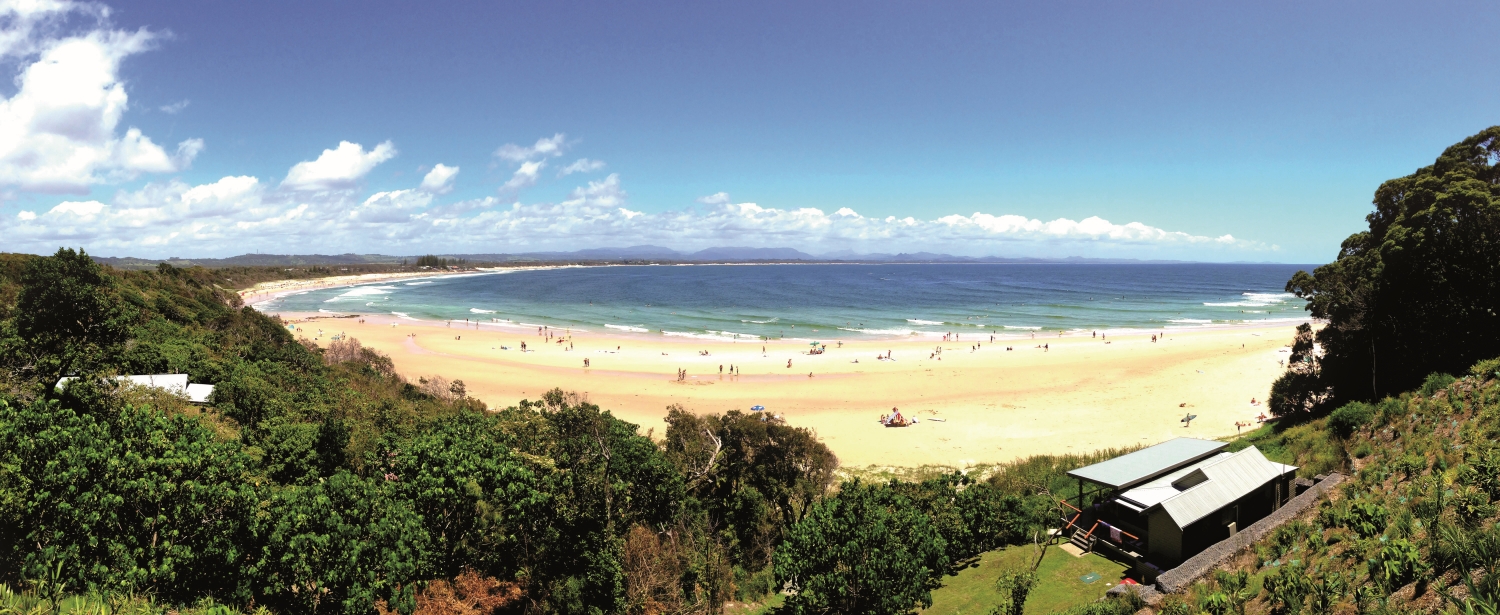 在嚴格而細緻的分區使用規定下，拜倫灣持續歡迎遊客帶著對生態環境
的尊重造訪／ Travis.Thurston 攝（來源：https://commons.wikimedia.org/
wiki/File:Bryon_Bay_NSW.jpg）