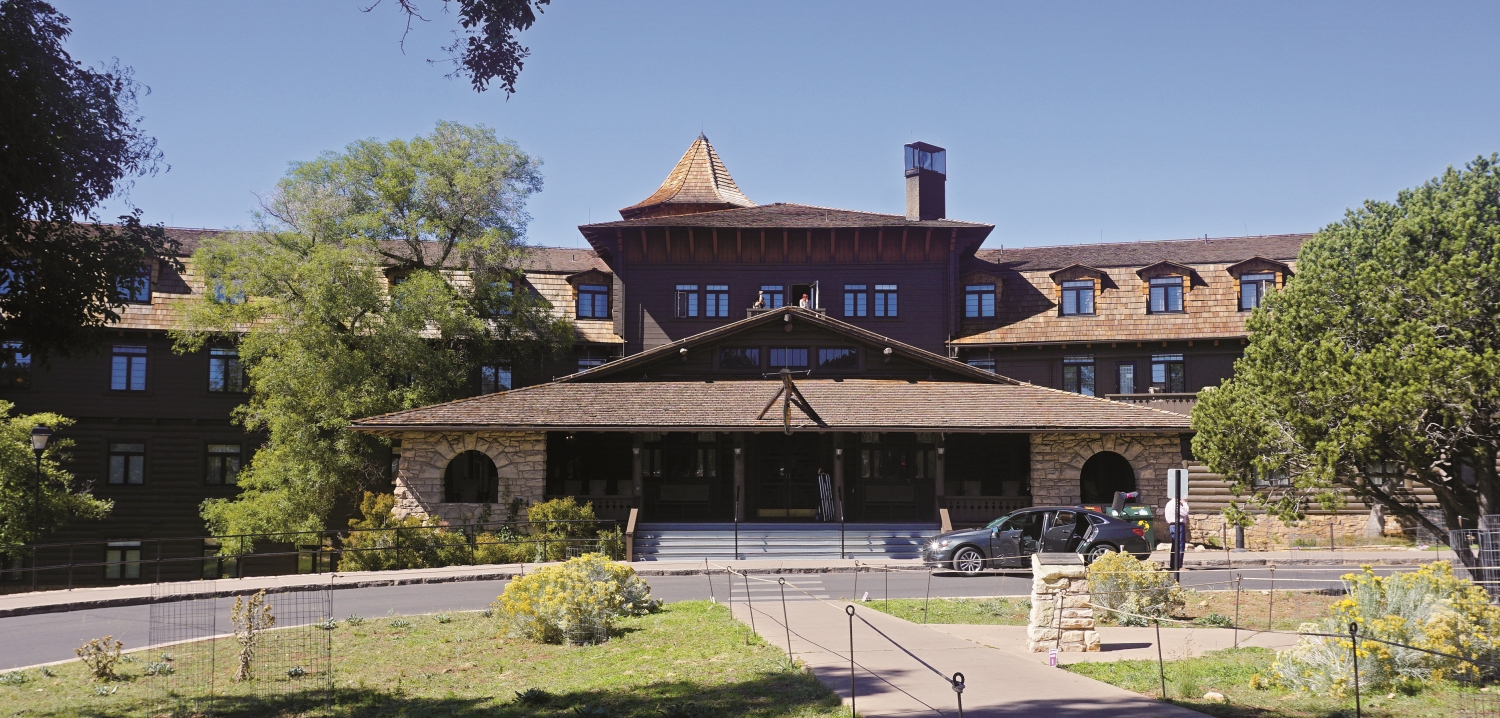 El Tovar Hotel 為全木造建築，必須加強整體防火措施／ Mariordo (Mario Roberto Durán Ortiz) 提供（來源：https://commons.wikimedia.org/wiki/File:El_Tovar_Grand_Canyon_Village_09_2017_5284.jpg）