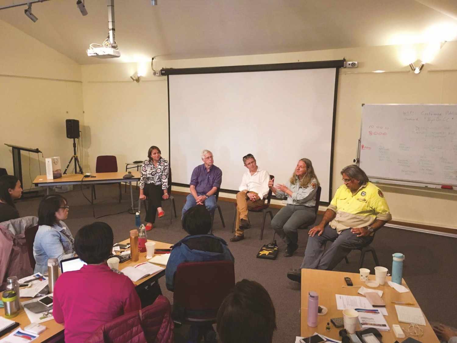 推動並維持國家公園評鑑運行，需要各方的努力（圖為本次參訪之
工作坊活動，左二為「綠色名錄」計畫創始人Mark Hockings 教授）
／內政部營建署國家公園組 提供