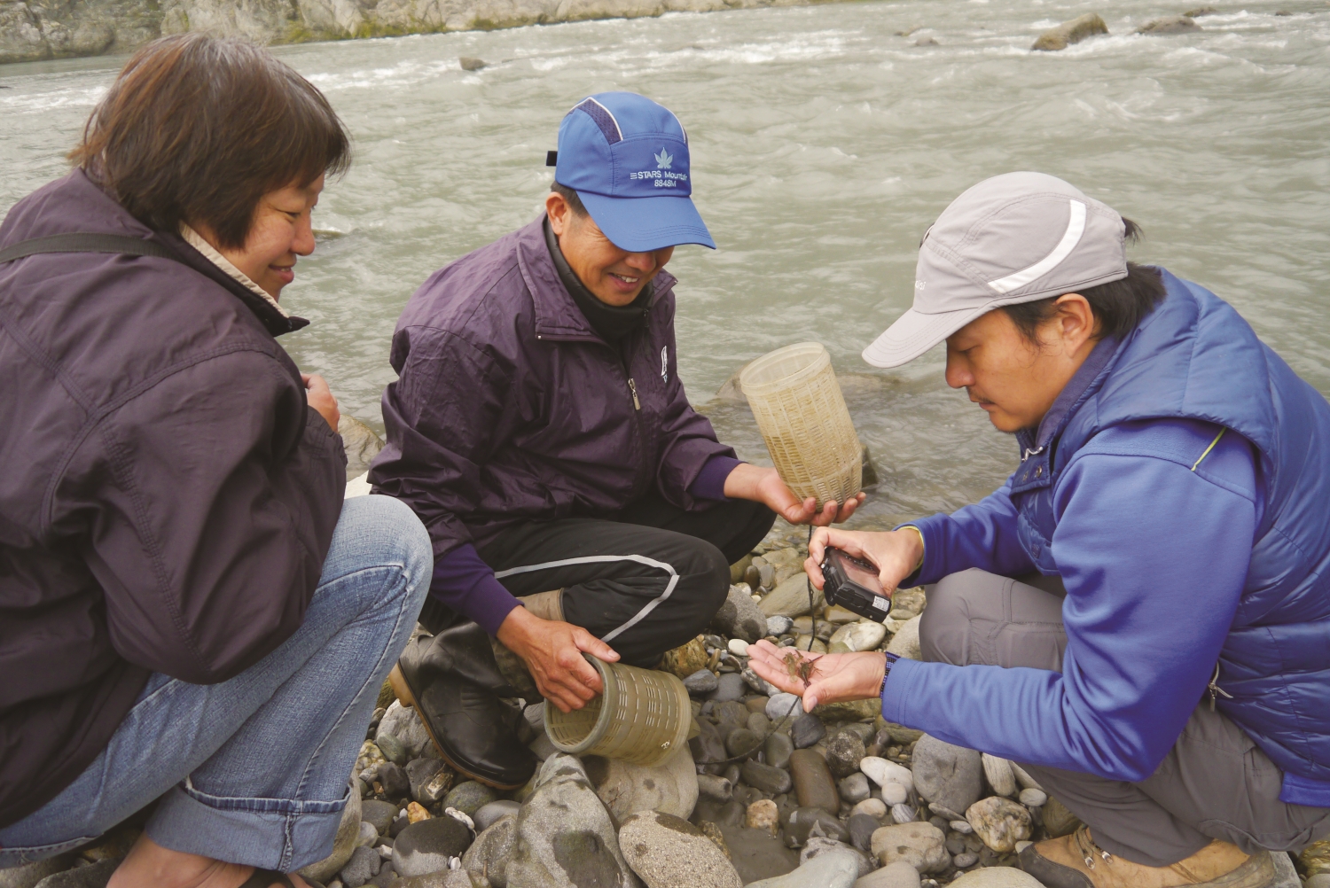 林青峰帶領農友認識身邊的「小生命」／ 慈心有機農業發展基金會 提供