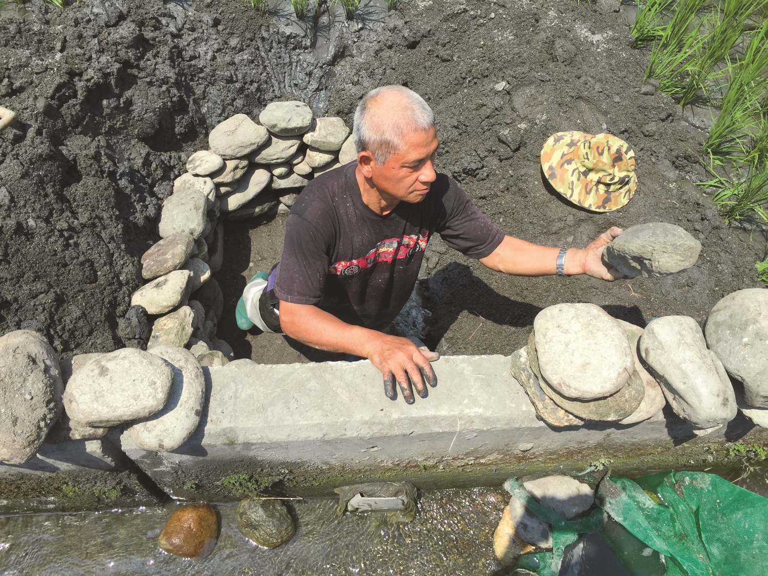 南安部落運用傳統智慧以石塊搭建供魚群生息的生態池／ 慈心有機農業發展基金會 提供