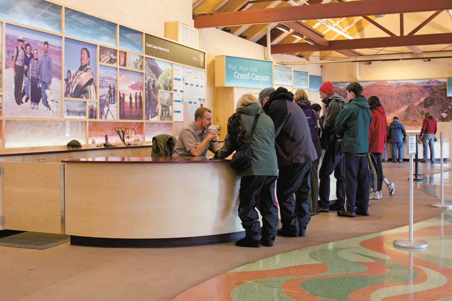 觀察遊客在遊客中心裡的行為，是參訪過程的重點之一／Adam Kliczek, http://zatrzymujeczas.pl (CC-BY-SA-3.0)（來源：https://commons.wikimedia.org/wiki/File:Grand_Canyon_Visitor_Center,_interior.jpg）