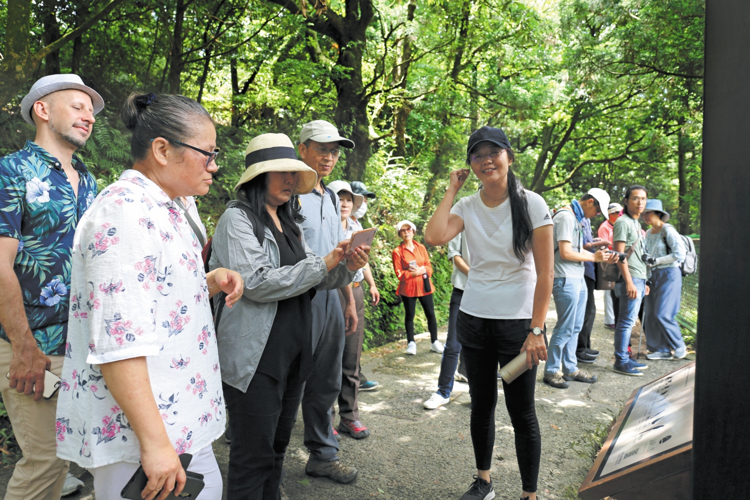 記者會後，由范欽慧引導與會者漫步於「寂靜山徑」夢幻湖步道上，以聽覺感受從未發現的自然之美／陽管處 提供