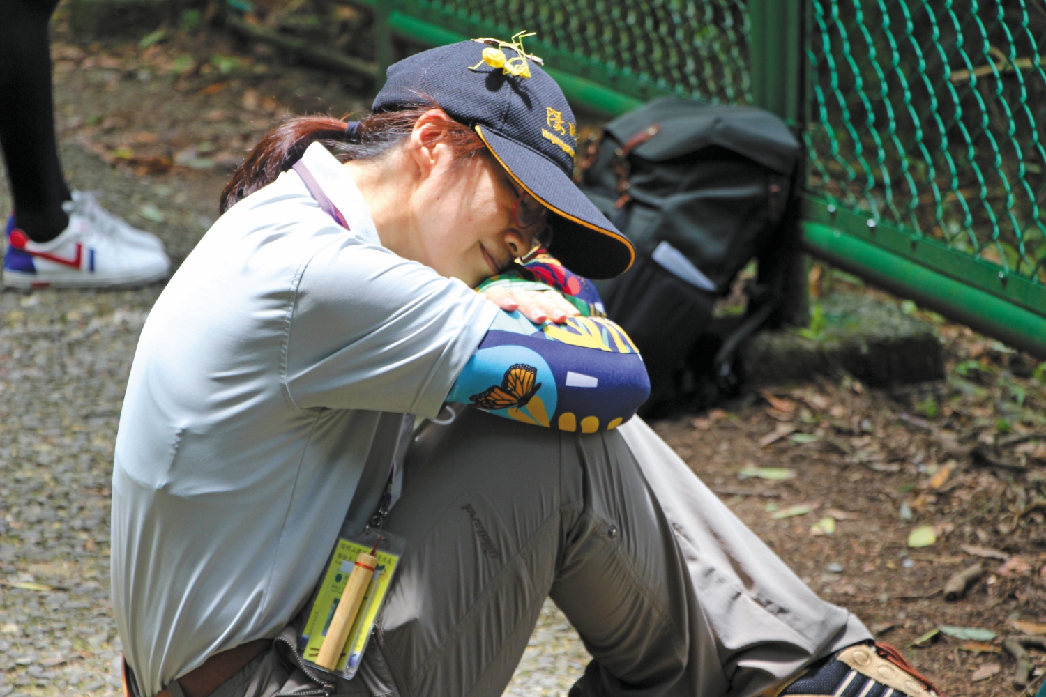 解說志工在路上隨興一坐,定心聆聽人與環境的交響,體現聲景無處不在/楊越涵 攝