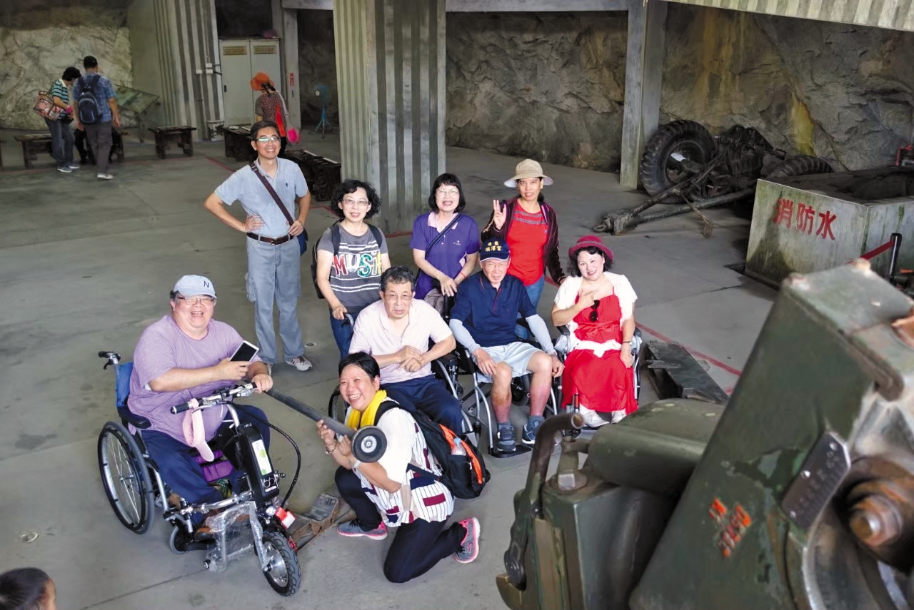 鄭淑勻（最右）經常帶團前往金門，感受到金門國家公園無障礙規劃上的進步／鄭淑勻 提供