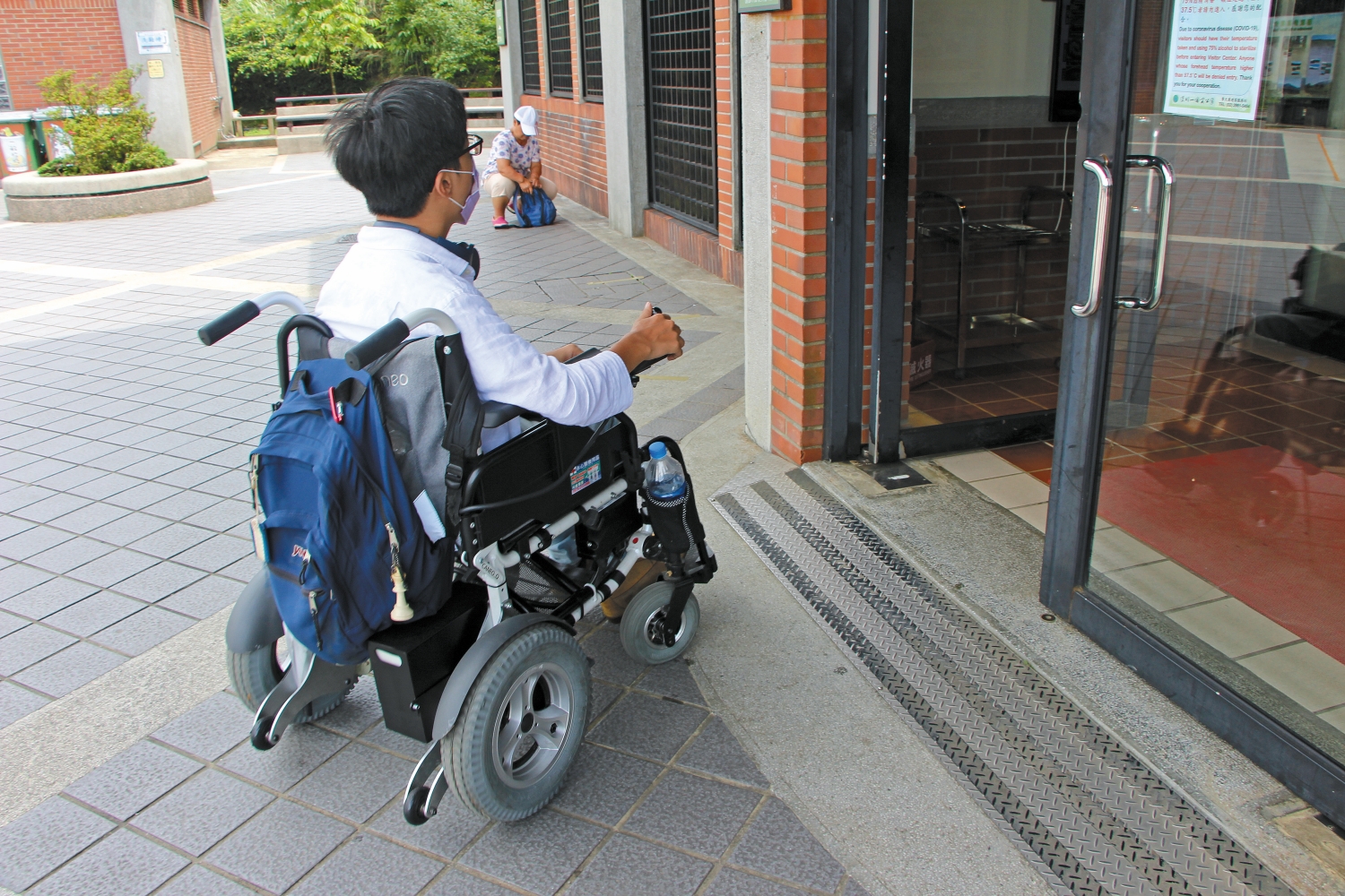 一個小小斜坡消弭高低落差，對輪椅使用者的國家公園體驗有大大影響／楊越涵 攝