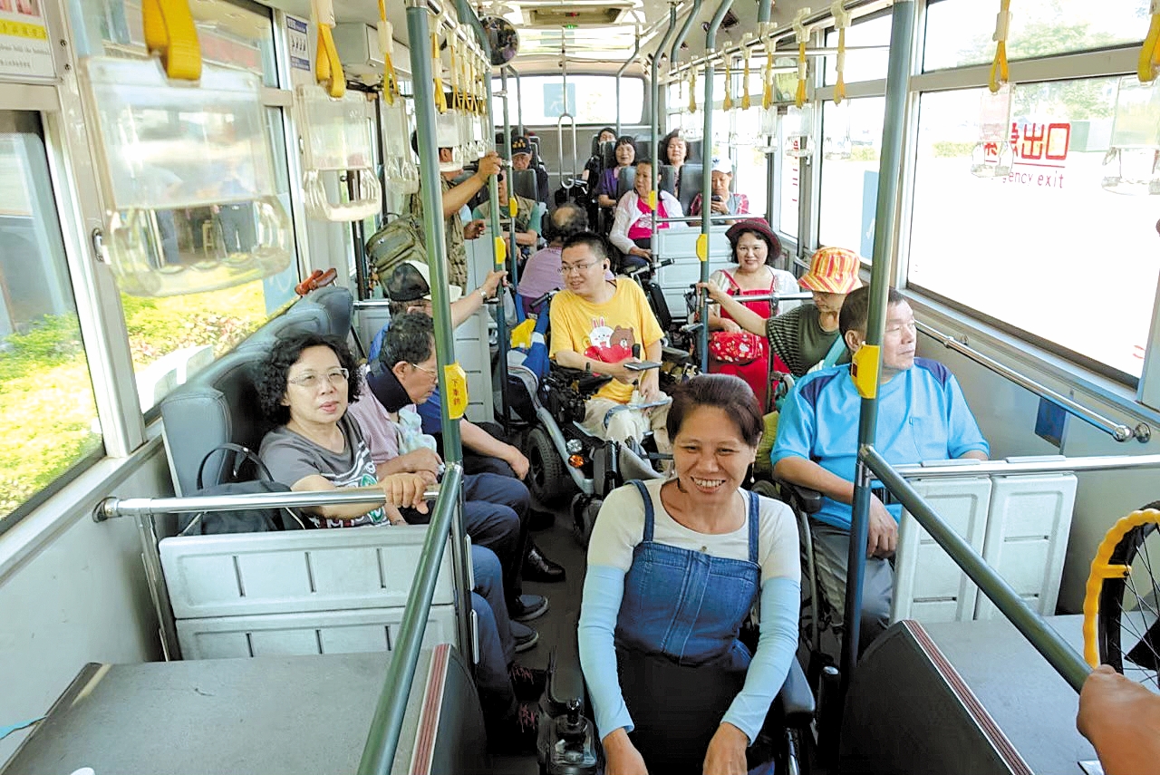 低底盤公車及附設升降設備的巴士、遊覽車，讓輪椅使用者自在出行有了更多選擇／鄭淑勻 提供