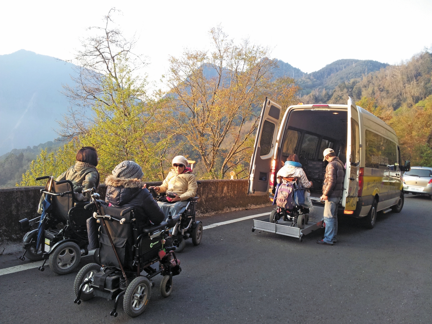 由於輪椅使用者必須在接近景點入口的地方上下車，期盼能劃設臨時上下車的區域／黃欣儀 提供