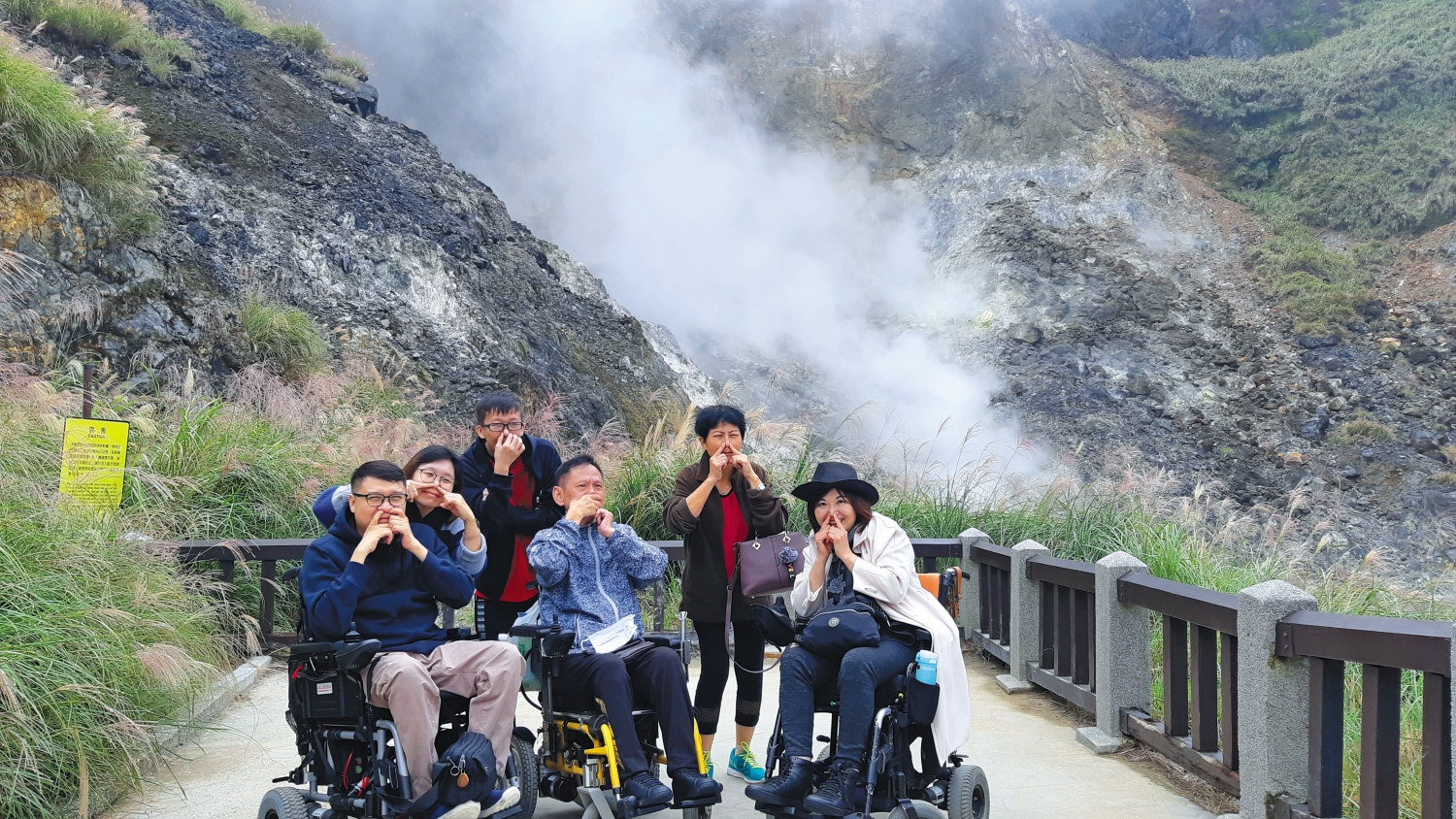 黃欣儀（最右）常帶著對臺灣國家公園充滿好奇的外國朋友體驗臺灣之美／黃欣儀 提供