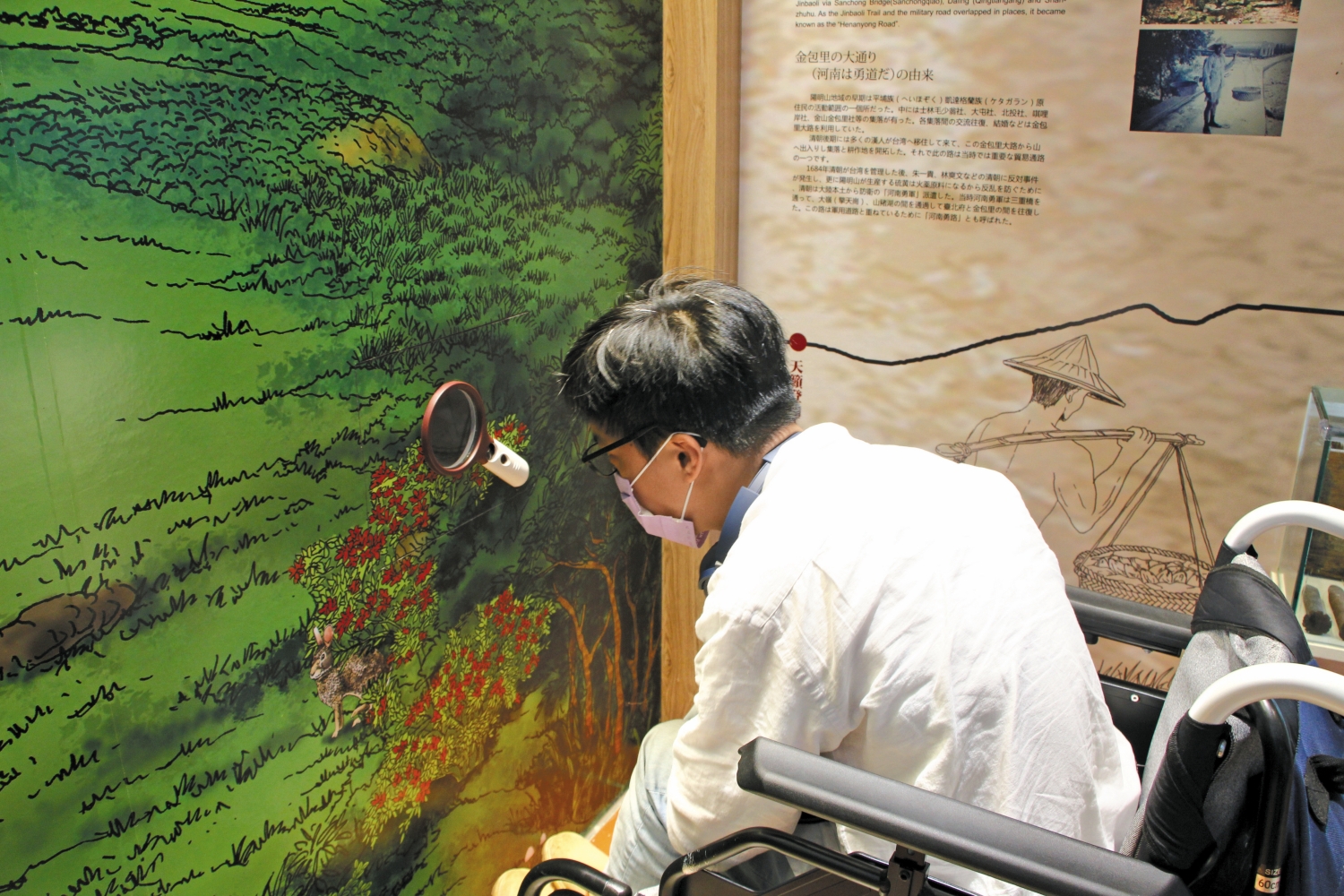 坐在輪椅上，彎身不難起身難，這樣的設計也適合年幼的遊客