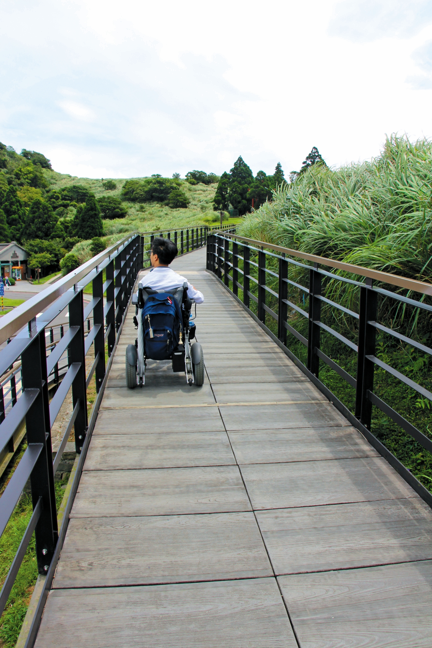 坡道的扶手圍欄盡可能留出空隙，減少了視線上的阻礙