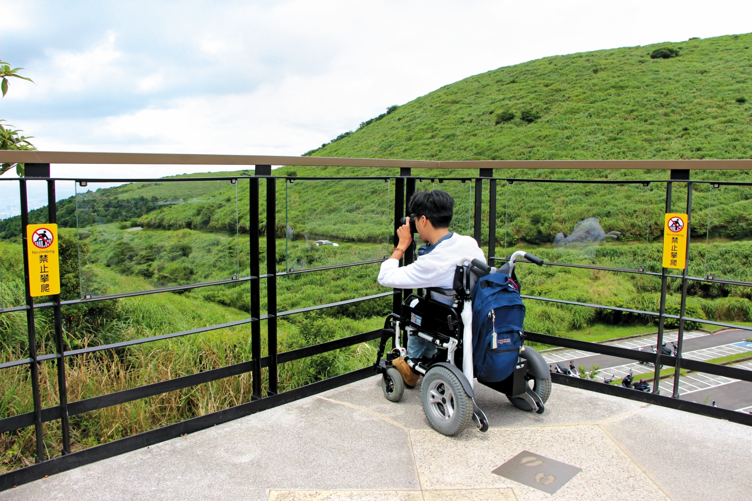 玻璃圍欄讓輪椅使用者也能享受「不設限」的風景，同時確保遊客安全