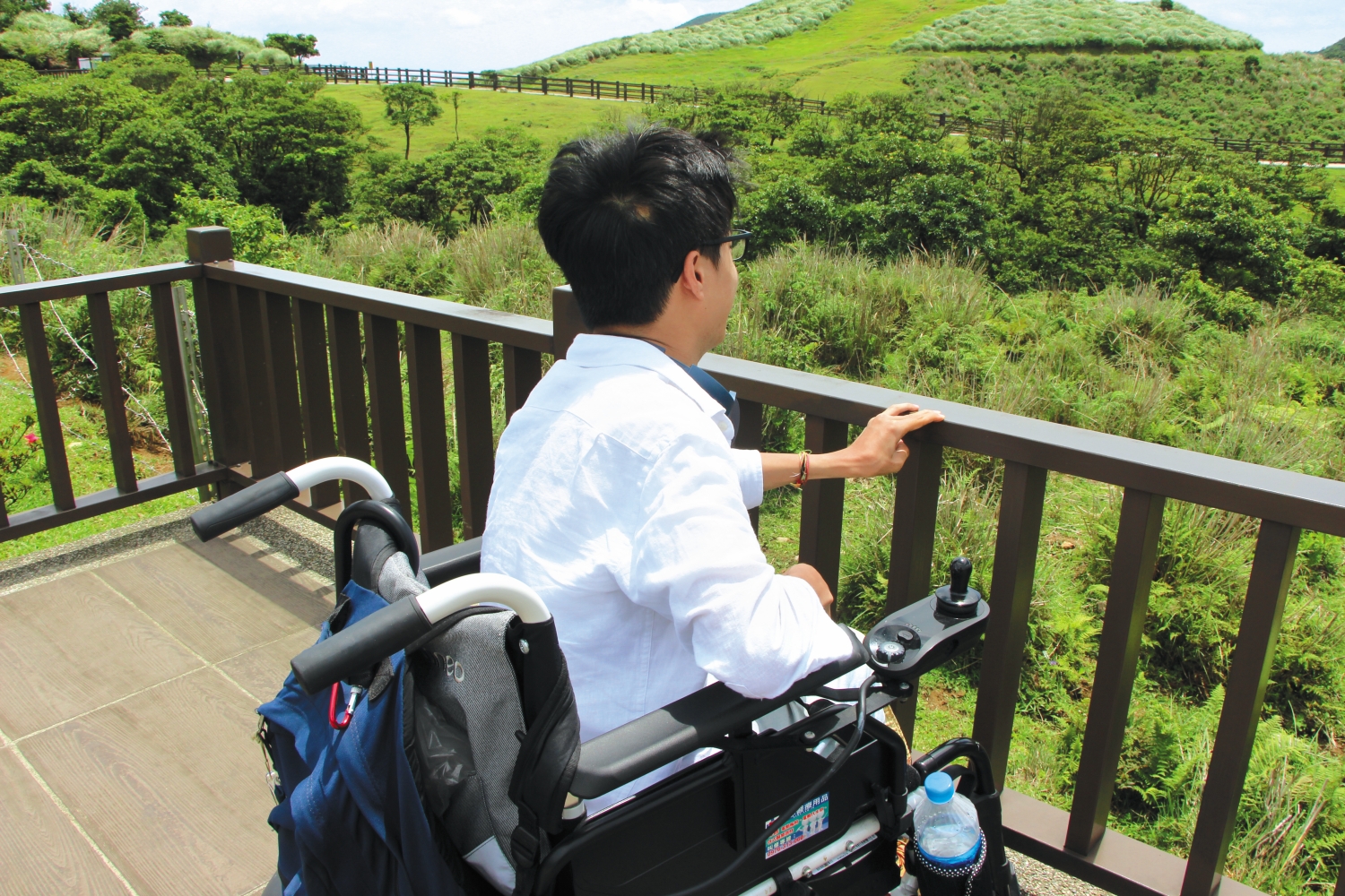 步道一隅的圍欄刻意調低高度，可以輕鬆看到擎天崗的美麗景致