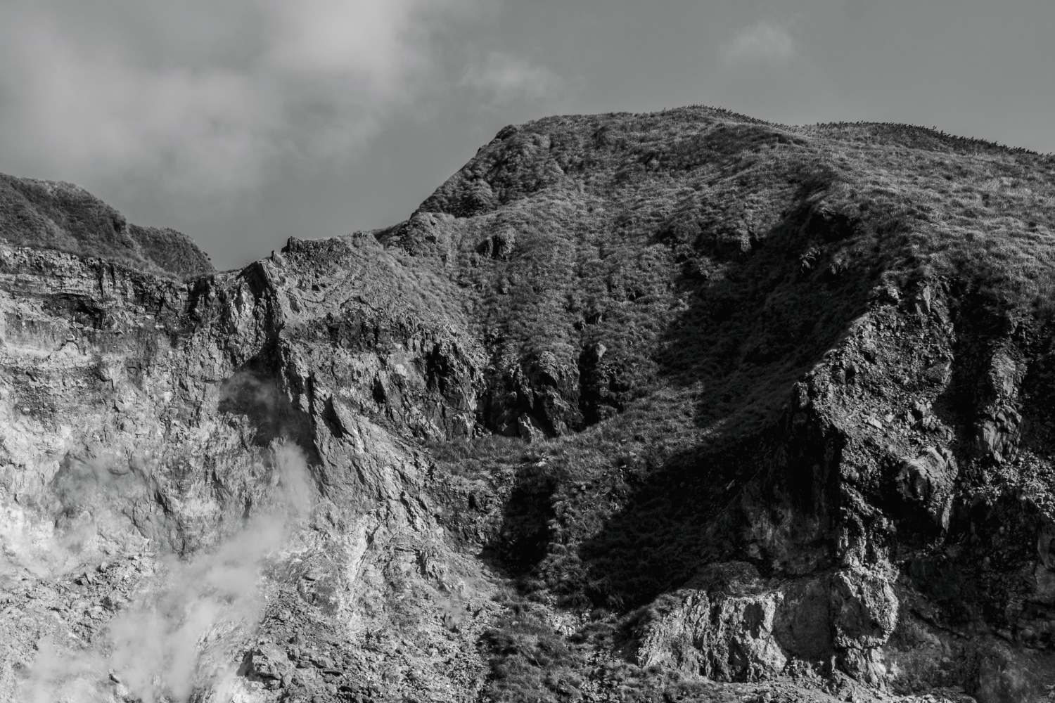 黃冠慈過去拍攝的小油坑一景，以黑白精煉出最純粹的光影與線條／黃冠慈 攝