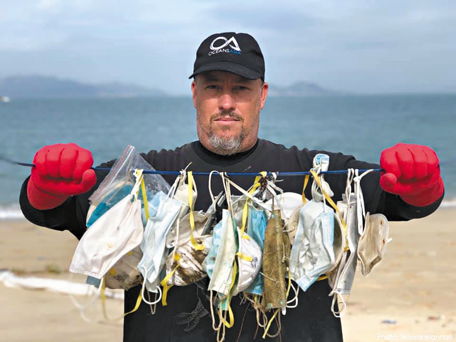 環保組織「海洋亞洲（Oceans Asia）」創辦人Gary Stokes 在
香港沿海發現大量廢棄口罩／ OceansAsia.org 提供