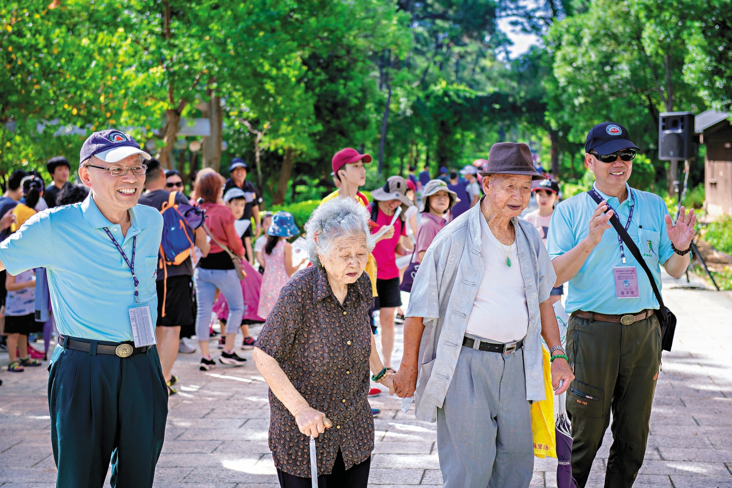 阿公與阿嬤手牽手同遊中山紀念林／金管處 提供