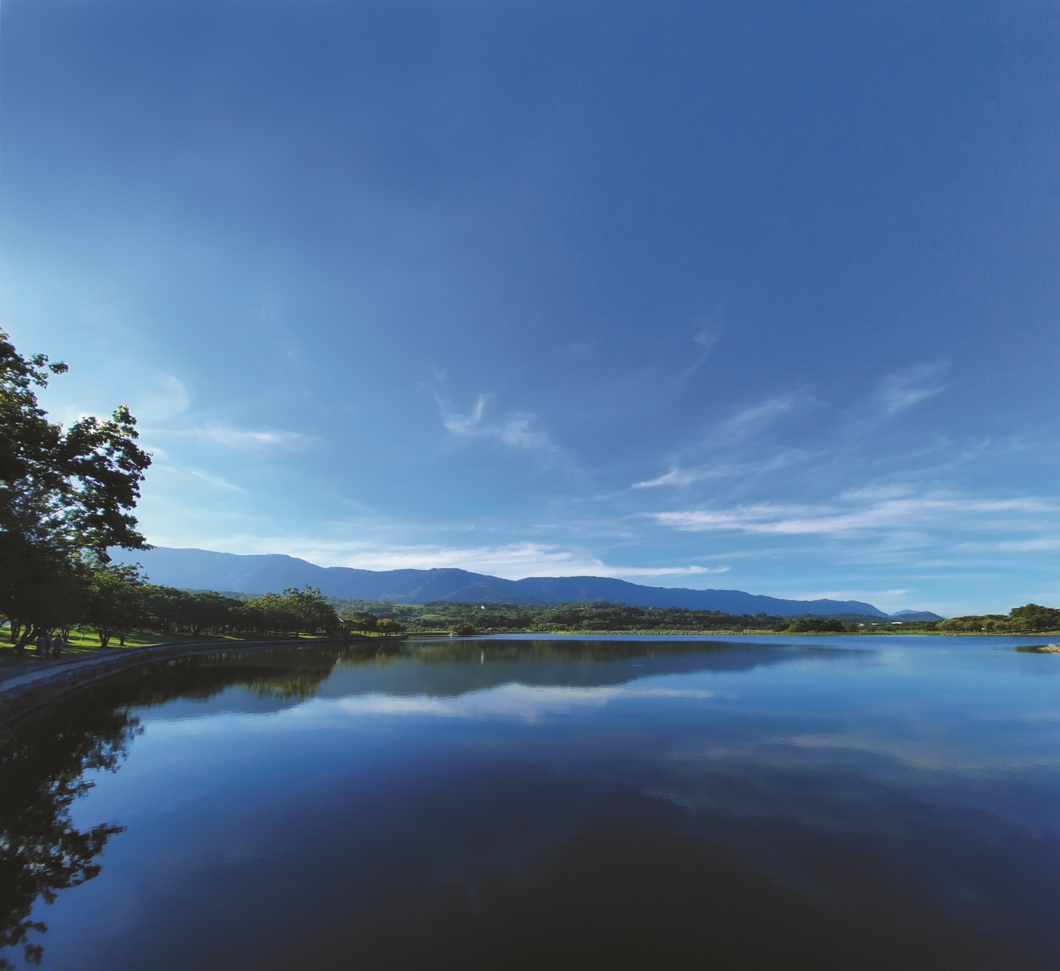 山影倒映大坡池，與穹蒼共一色／王雅筠 攝