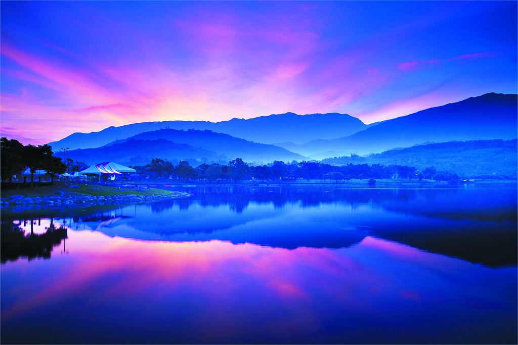 滿天彩霞更添大坡池風情／縱管處 提供