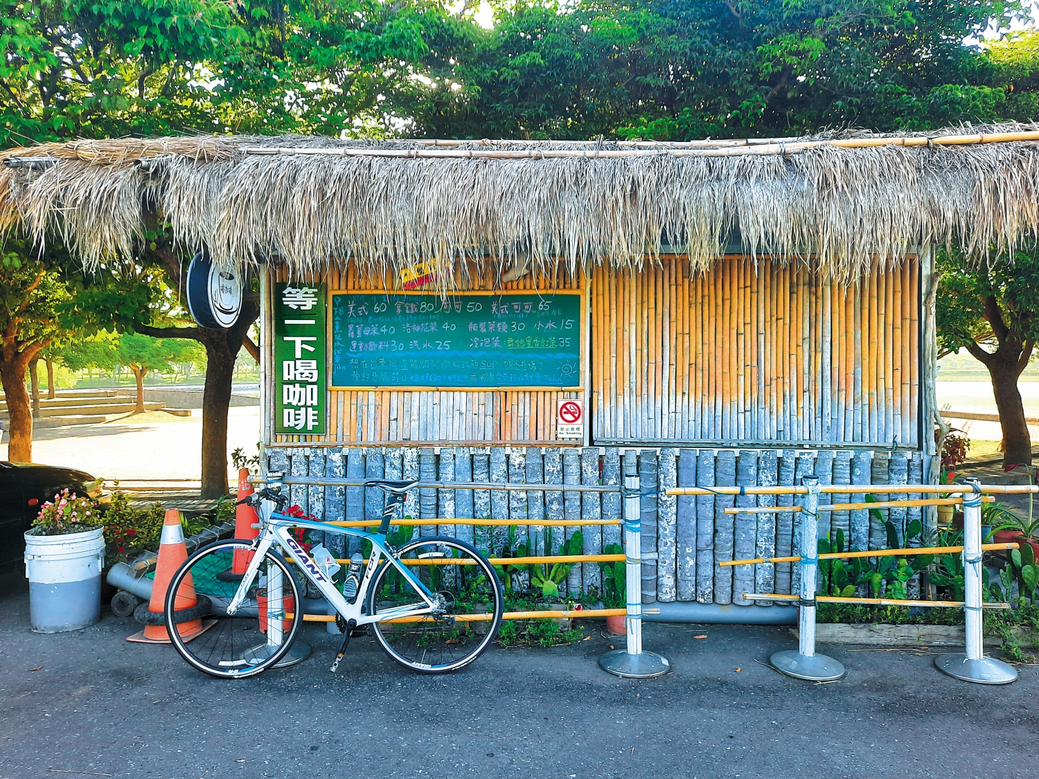 融合在環境中的小賣店／王雅筠 攝