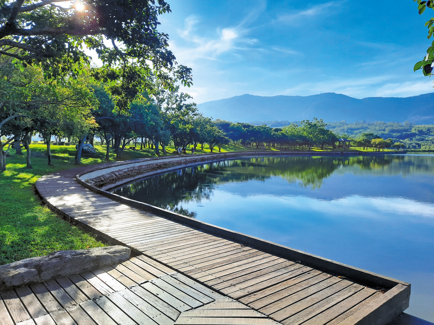 內環步道為木棧道，可輕鬆貼近湖水／王雅筠 攝