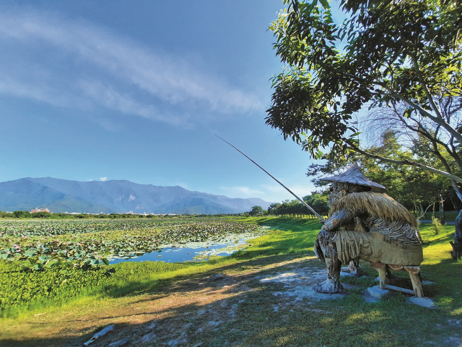 大坡池畔公共藝術釣魚翁（阿美族藝術家Talaluki 志明之作品，名為《何時》）／王雅筠 攝