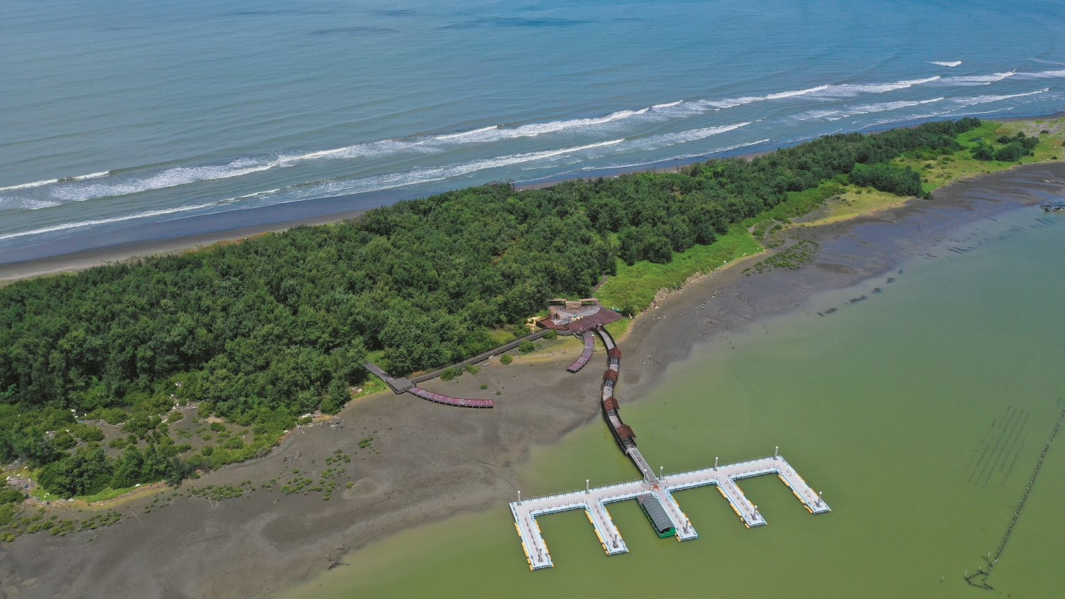 坐船才能抵達的網仔寮汕步道,是全國唯一體驗沙洲、潟湖獨特景觀的國家公園步道/台管處 提供