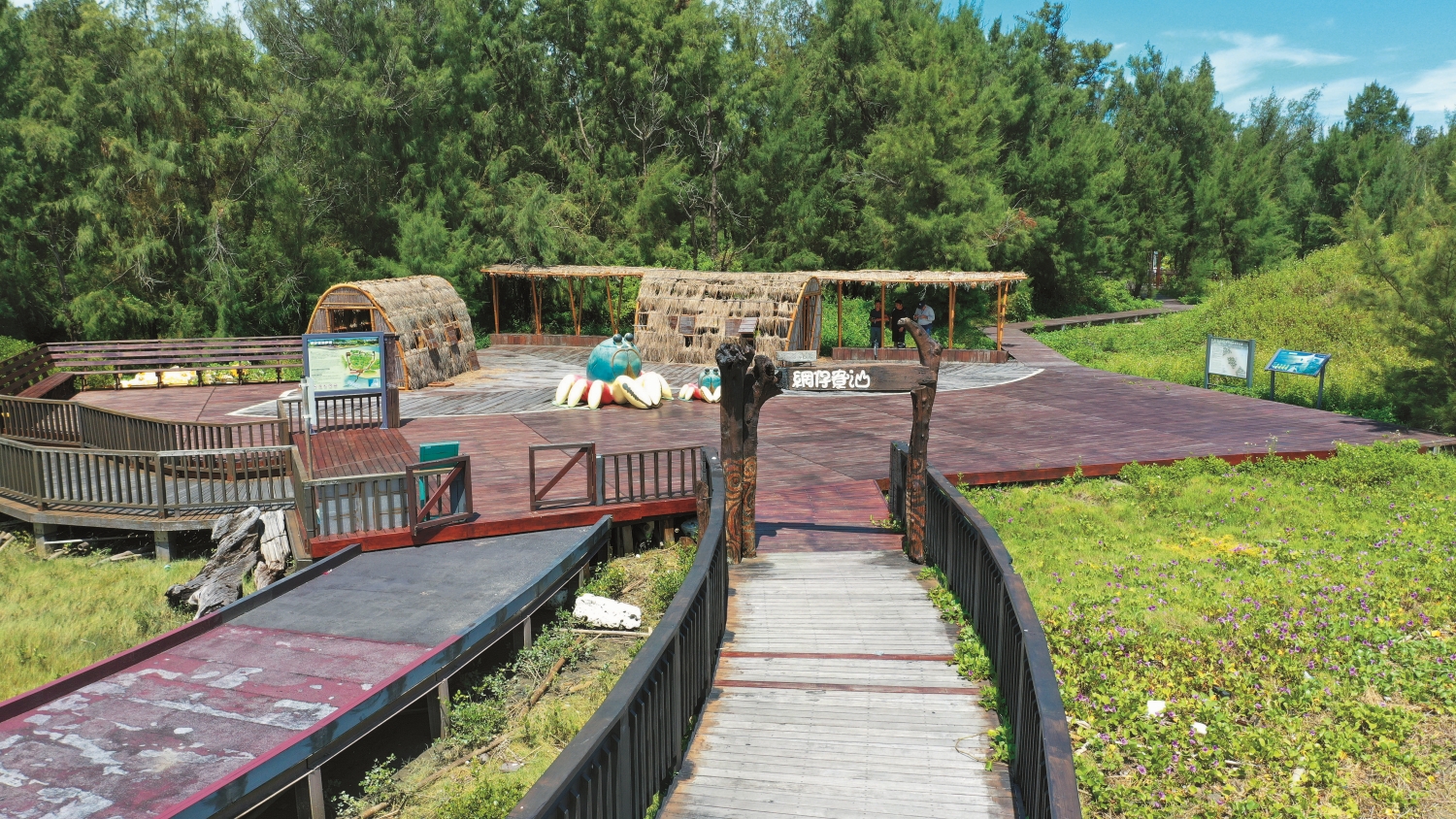 網仔寮汕步道平臺上一大一小和尚蟹是大家的合照寵兒/台管處 提供
(郭宇智 攝)