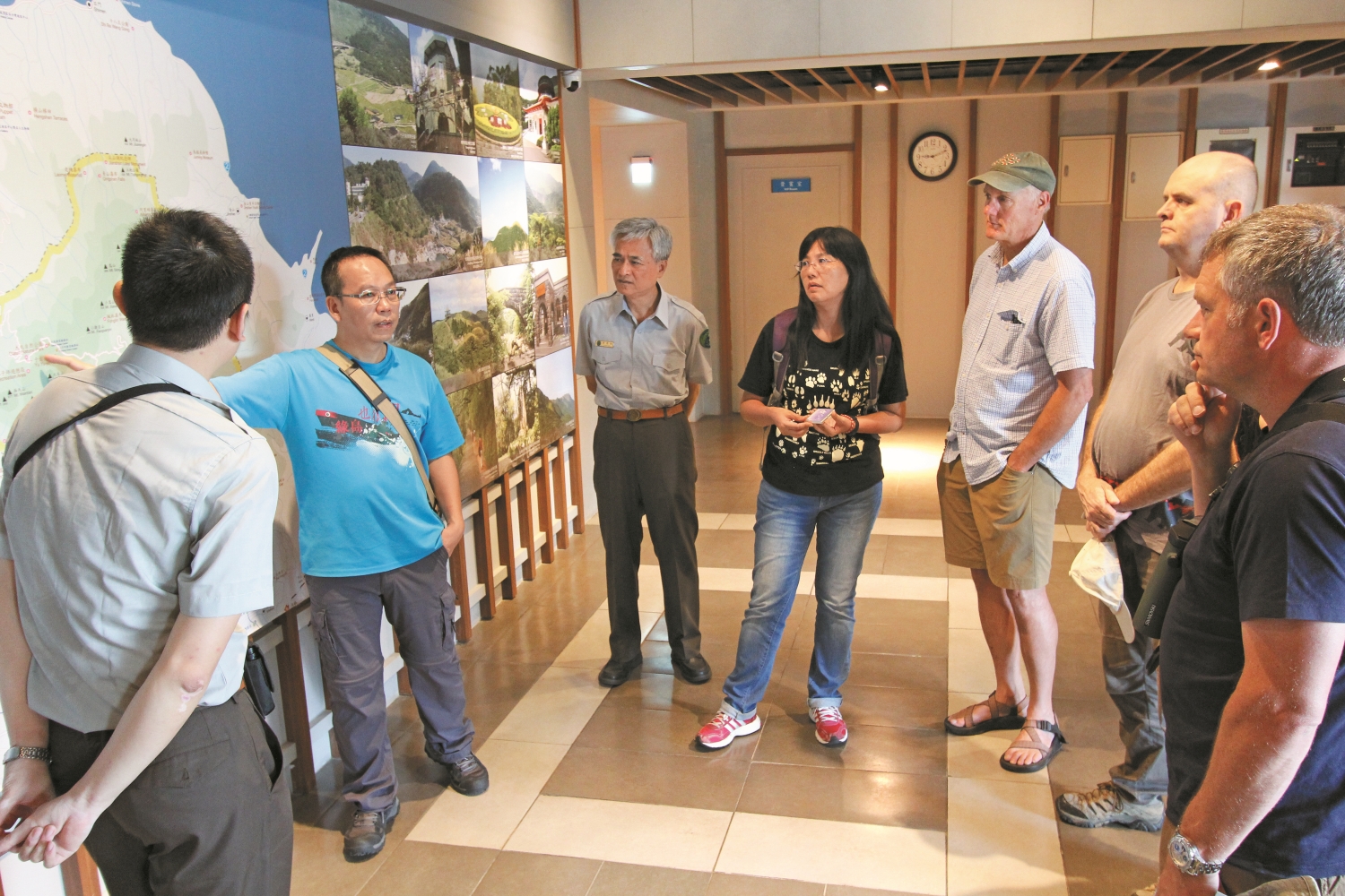 中外學者至陽明山國家公園瞭解路死調查及路殺改善成果/林德恩 攝