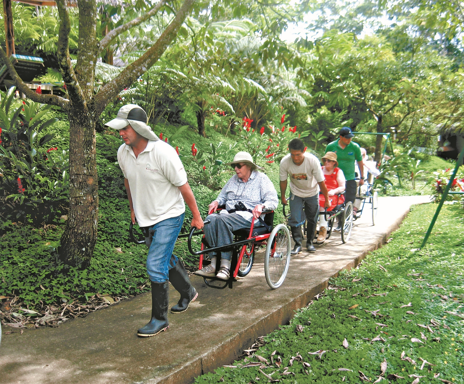 透過特別設計的拉車，身障者也能輕鬆遊覽雨林風貌／ Huasquila
Amazon Lodge 提供