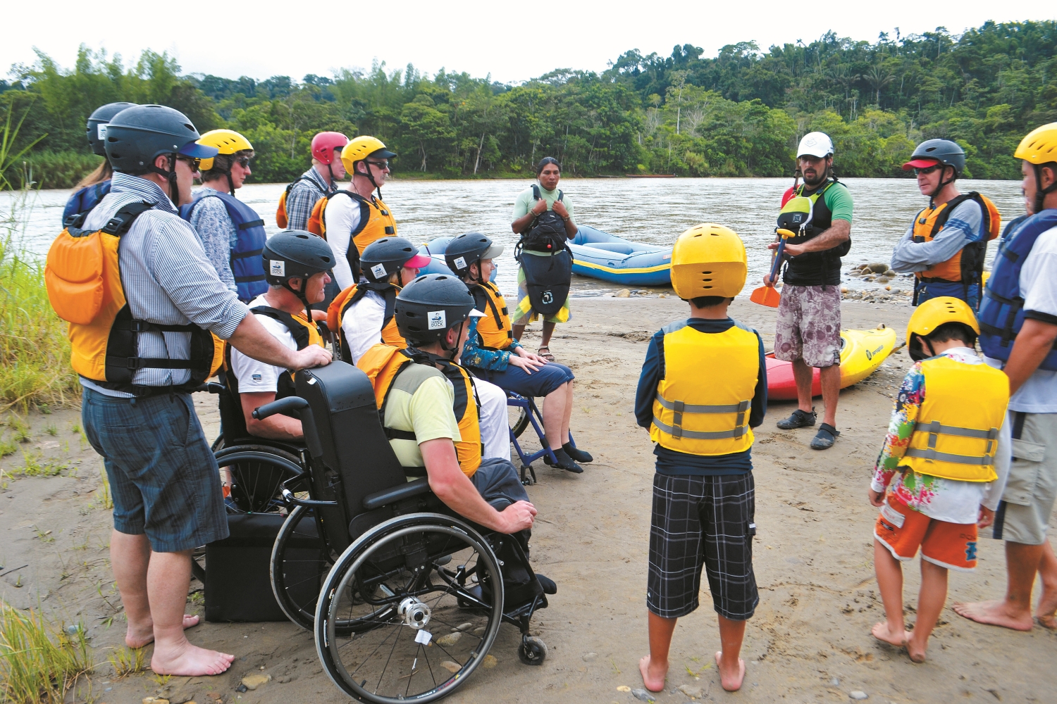 特別規劃的水上活動連輪椅使用者也能一起同樂／ Huasquila Amazon Lodge 提供