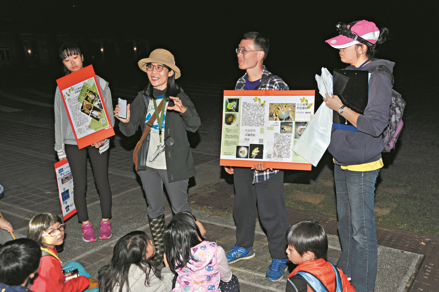 大多舉辦於晚上的蛙調活動,每個人的表情卻都彷彿一大早出遊般開心/李鵬翔 攝