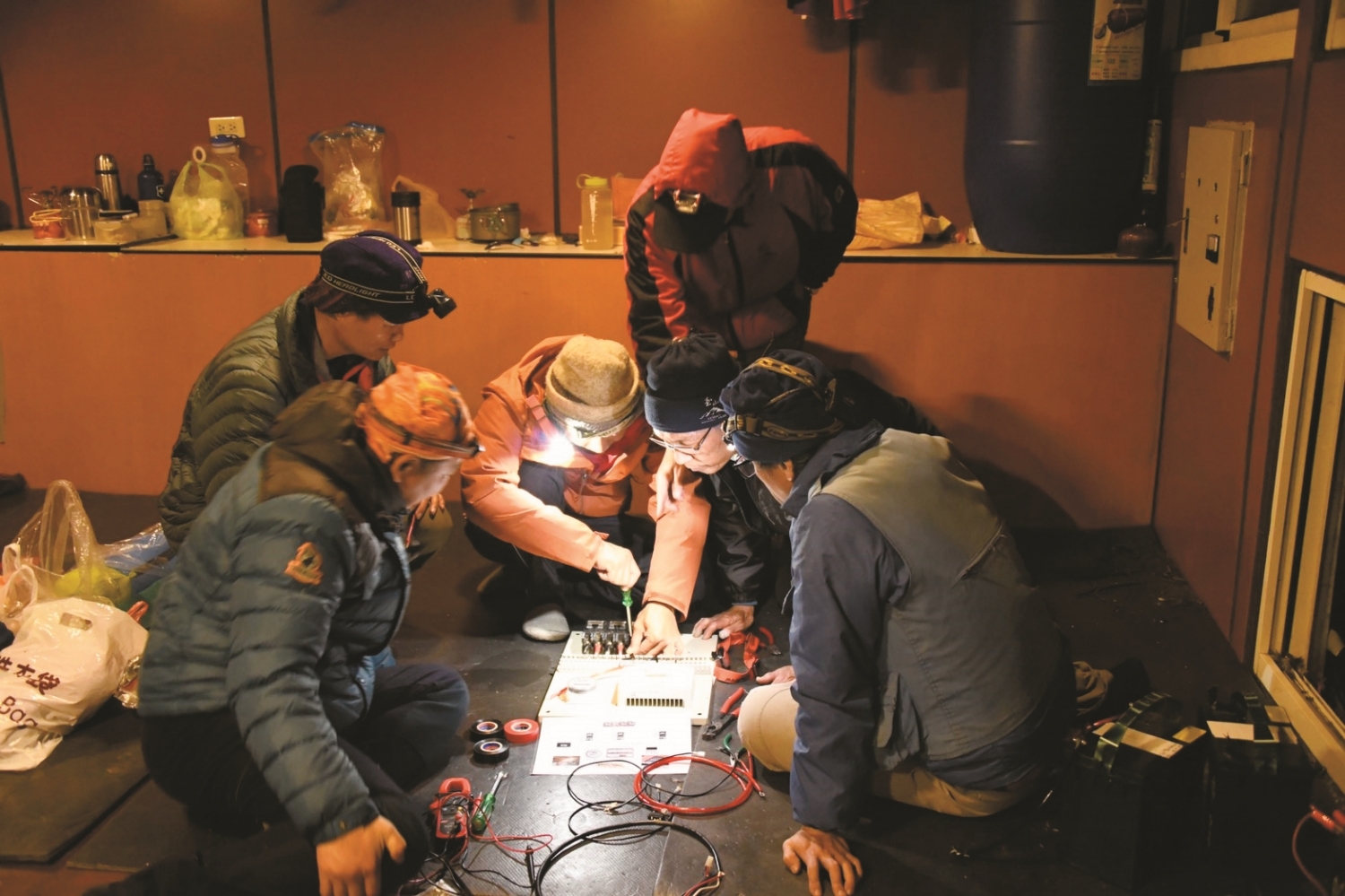 葉明少與其他志工一同維修山屋的電力系統/葉明少 提供