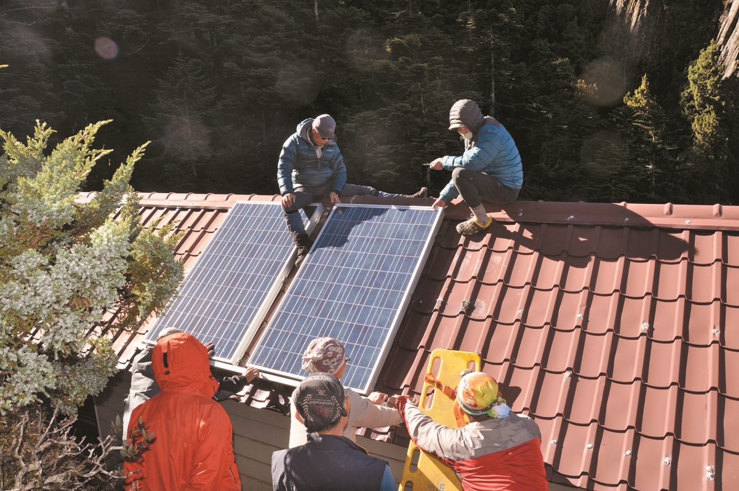 貢獻數十年累積的專業,為山屋架設太陽光電板/葉明少 提供