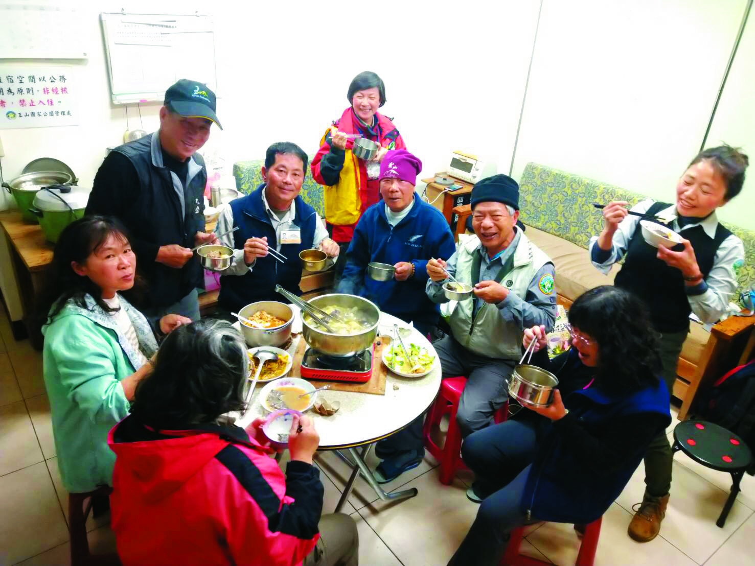 在宿舍中圍爐,累積出同享福、共患難的好感情/葉明少 提供