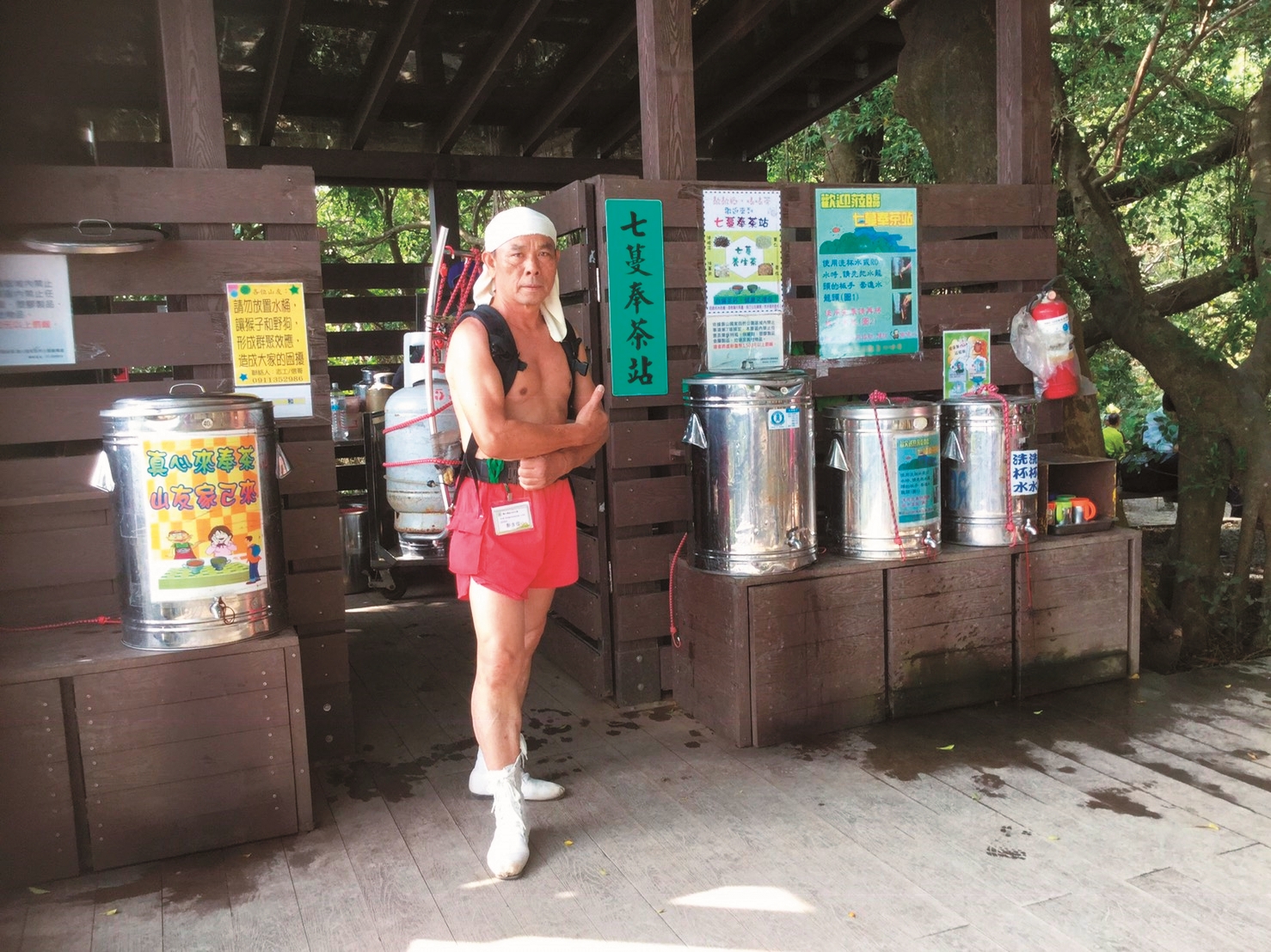 無論是瓦斯、水桶,還是各項材料器具,正因為志工們日復一日的付出,讓此地茶香與人情味始終不散/鄭吉信 提供