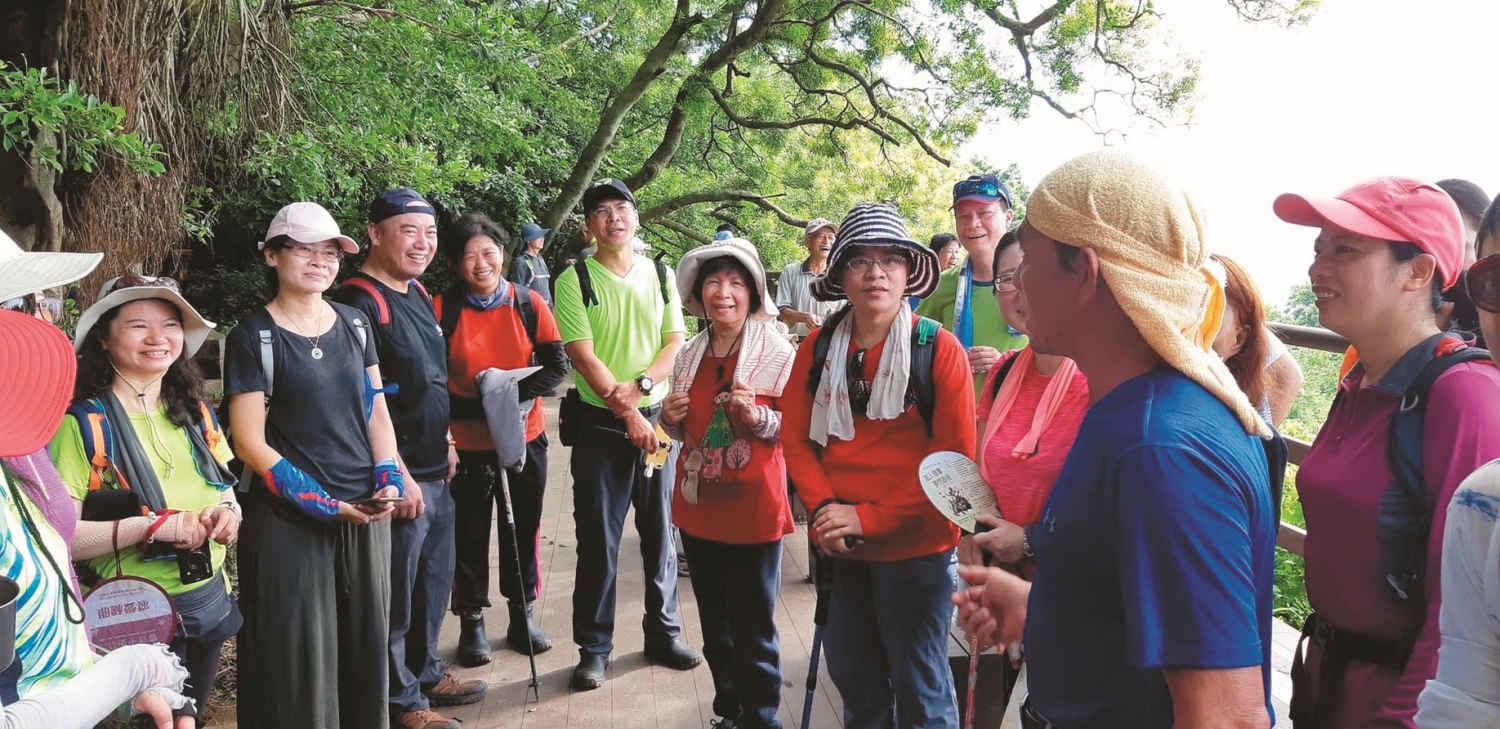 在兒子鼓勵下擔任解說志工的鄭吉信,努力向遊客們傳遞壽山之美/
鄭吉信 提供