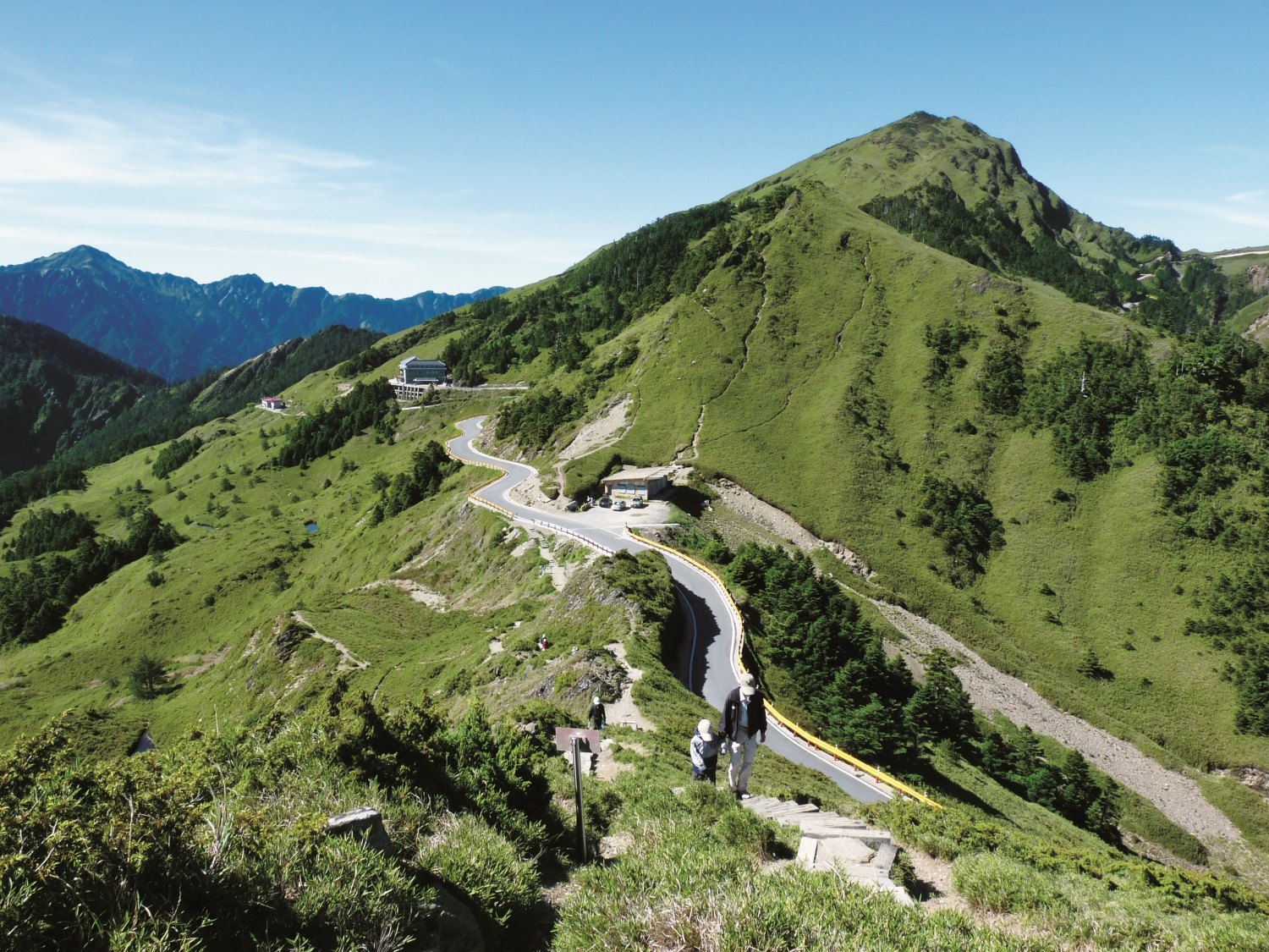 徐福昌在執勤途中由石門山眺望合歡東峰/徐福昌 提供
