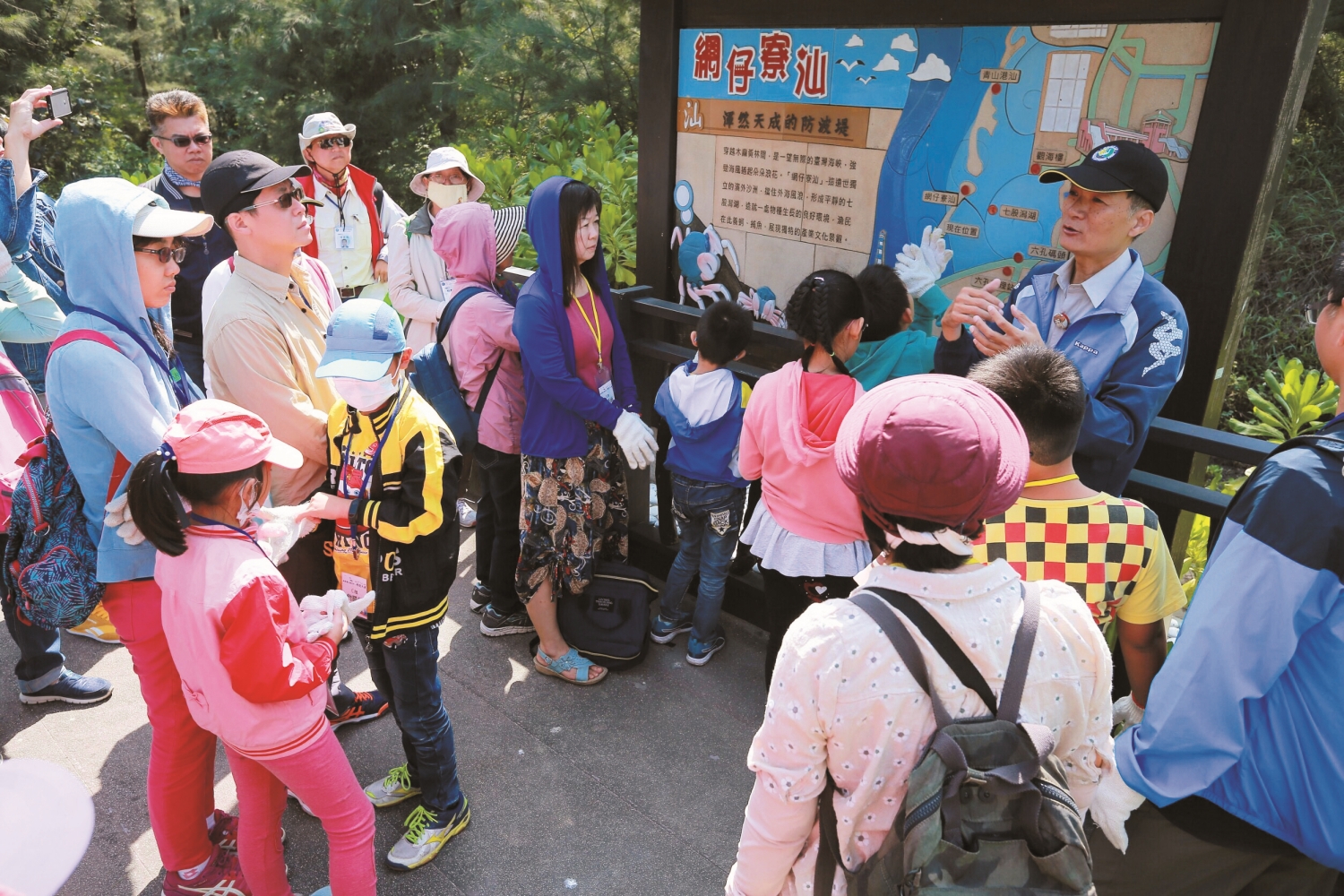 說起網仔寮汕的人文歷史，黃耀洲信手拈來／台管處 提供