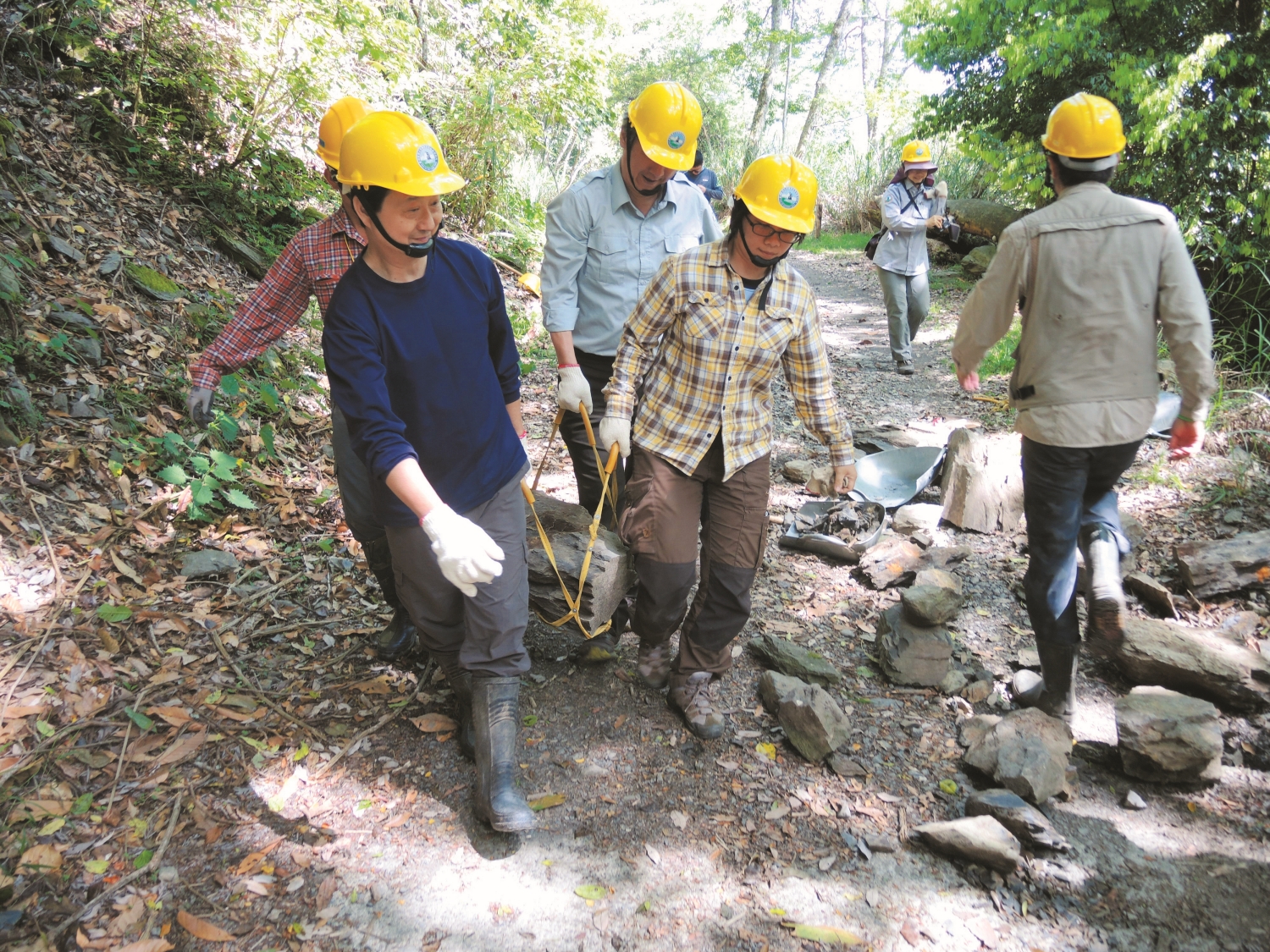 谷達智(深藍上衣者)參加觀霧山椒魚棲地營造工作假期活動/雪管處 提供