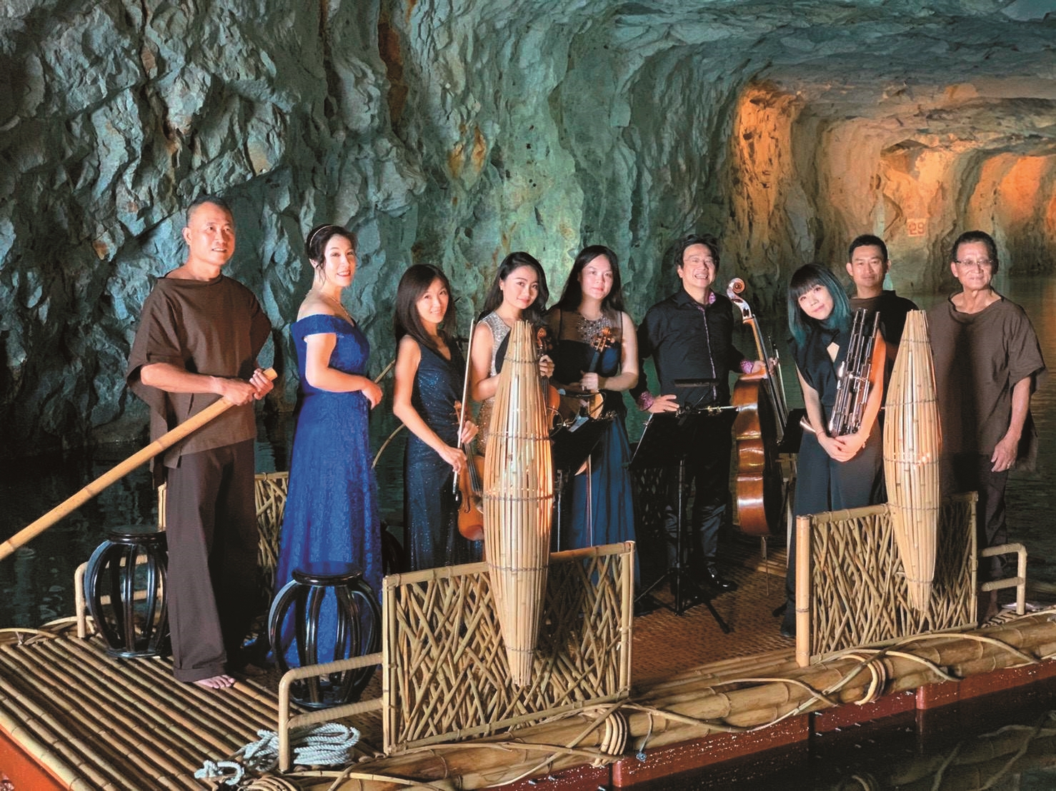 動人的坑道音樂會演出,由志工(著褐衣者)擔起操作活動舞台的重任/金管處 提供