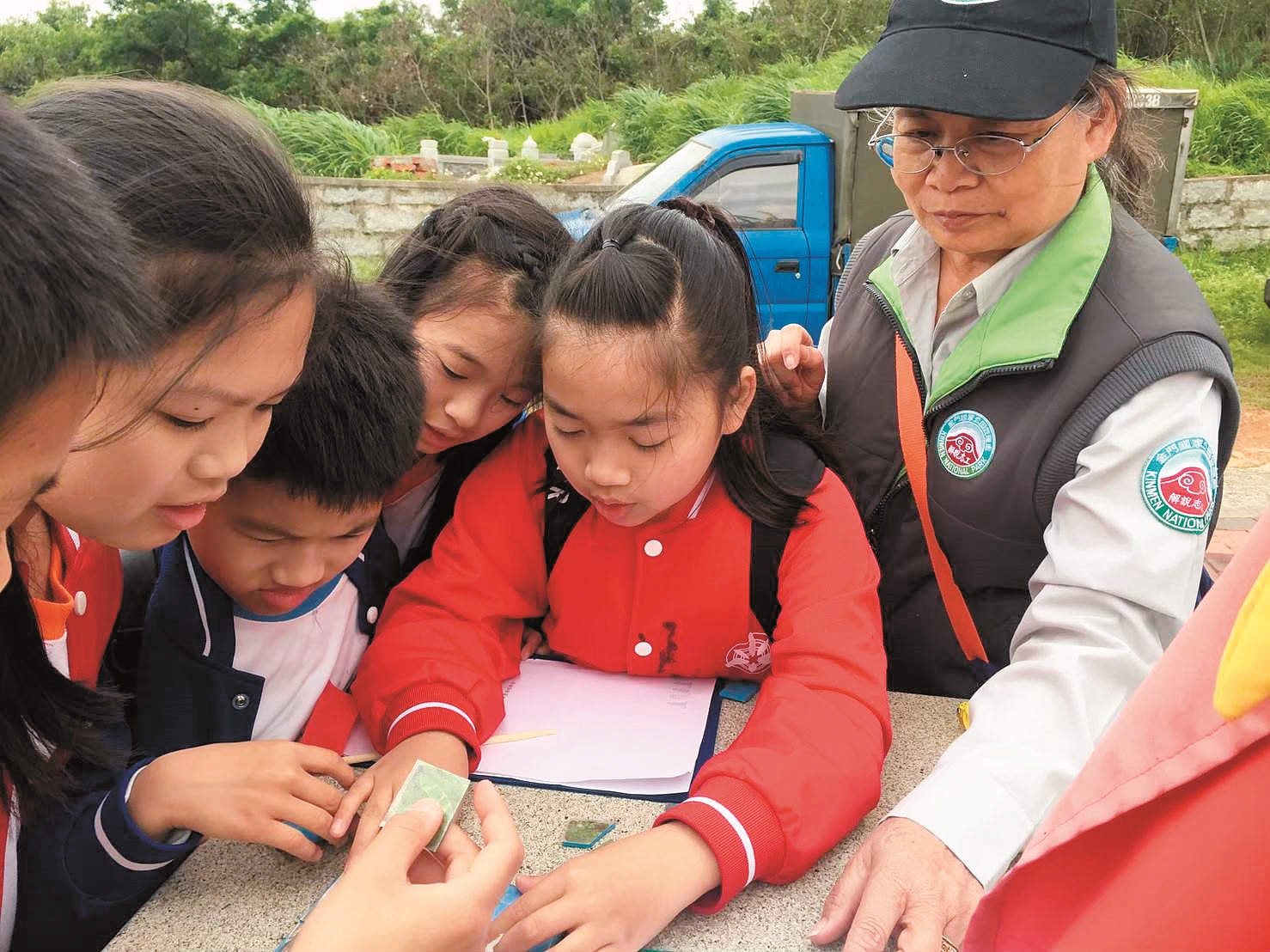 帶領當地國小學童透過遊戲認識家鄉的歷史文化/金管處 提供