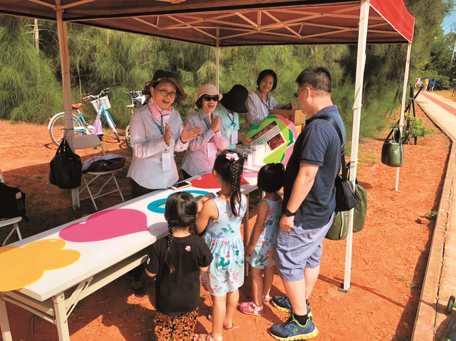 在國家公園的大小活動中,總能看見志工為遊客帶來愉快難忘的體驗/金管處 提供