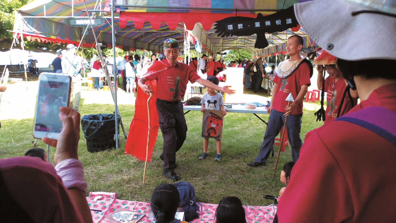 鷹祭現場表演短劇的樂齡志工擁有一顆無比年輕的熱心/墾管處 提供