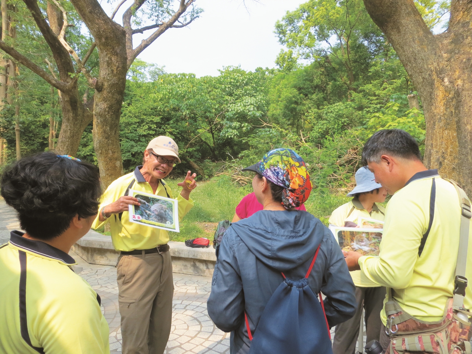 向民眾解說隱藏在臺灣獼猴行為、表情中的涵義/自管處 提供