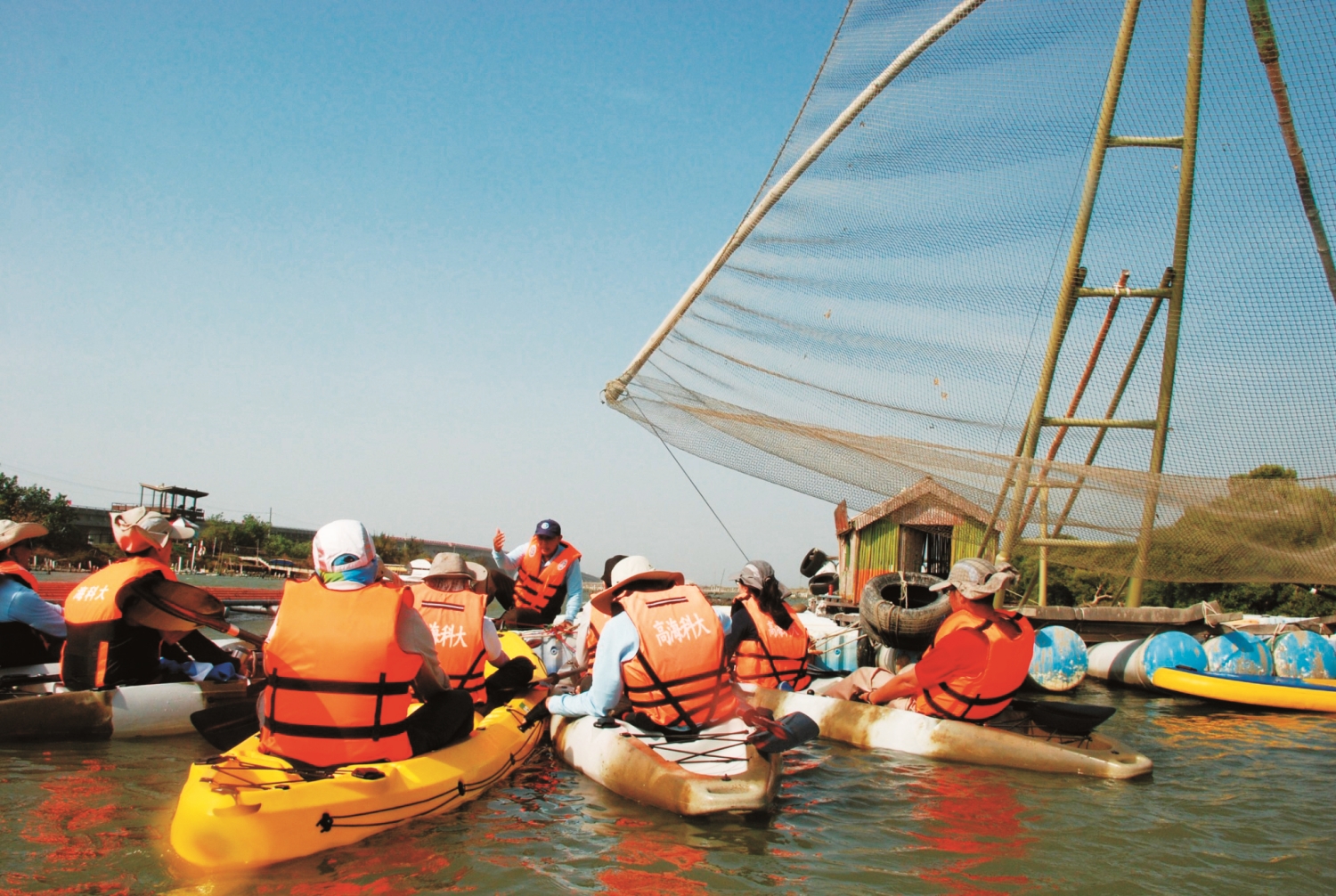 2017 年志工聯盟大會中以獨木舟分組體驗,並進行園區漁業解說/台管處 提供