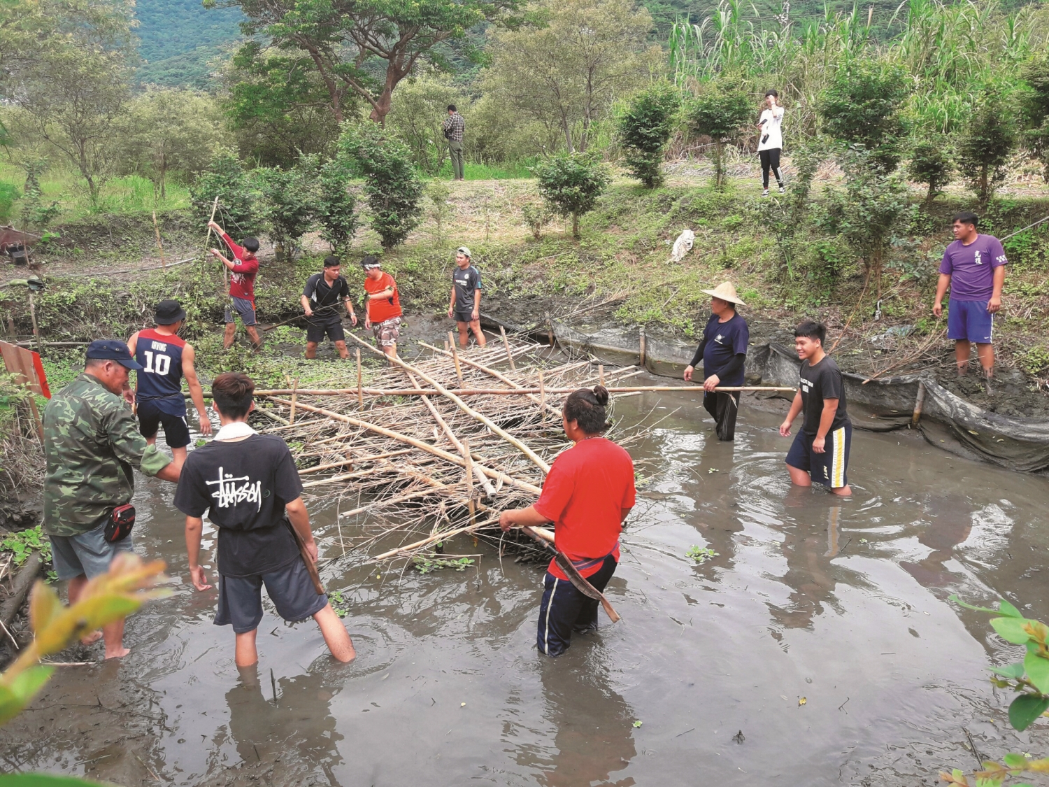部落青年參與製作Lakaw 的過程／洄瀾風生態有限公司 提供