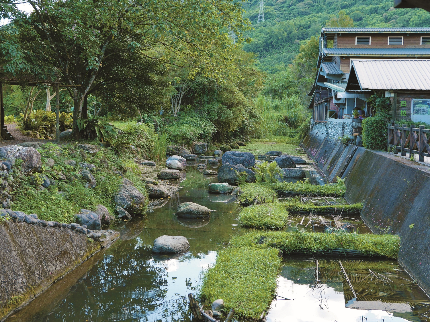 芙登溪周邊亦有私人產業以經營生態遊程及特色餐飲為主／呂慧穎 攝